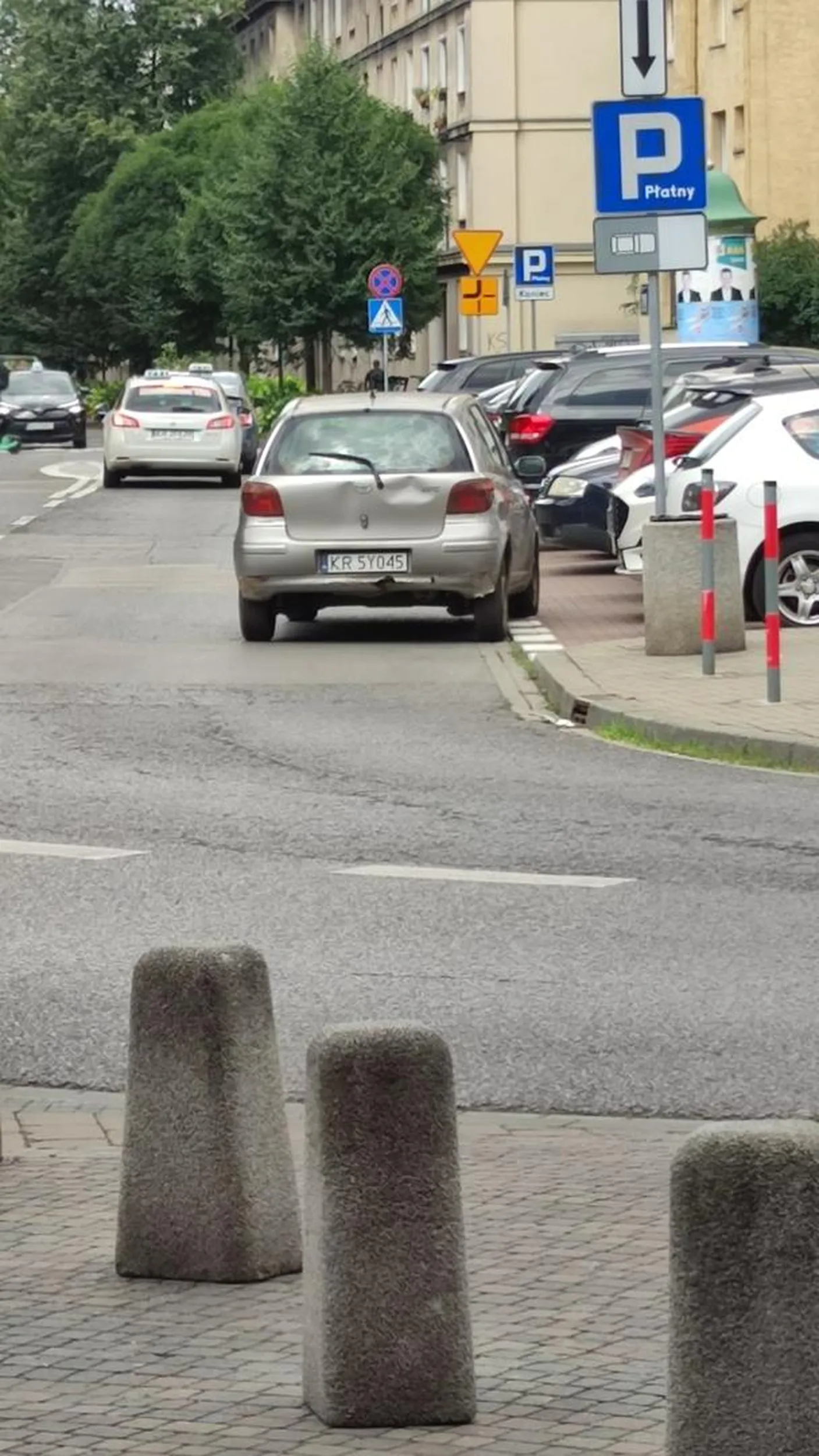 Starsza baba pod galeria kazimierz nieudolnie zawraca na ruchliwym zakręcie po czym wychodzi  z samochodu, by w spokoju kupić bilet parkingowy, gdzie wszystkie turystyczne busy I taksówki trąbią na nią :))) Ktoś tu nie powinien już mieć prawka