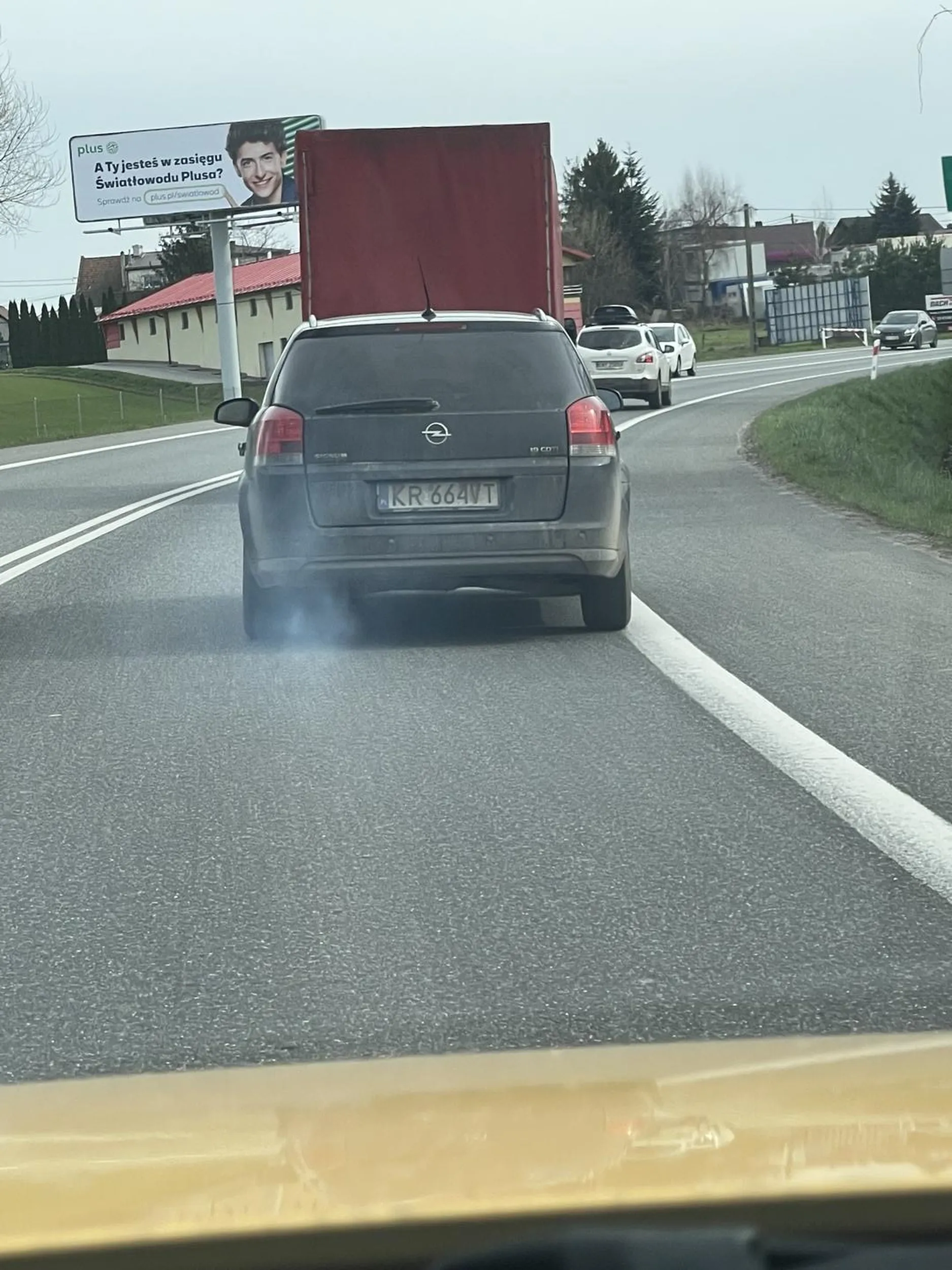 Nie umie jechać swoim pasem wymusza pierwszeństwo i zajeżdża drogę