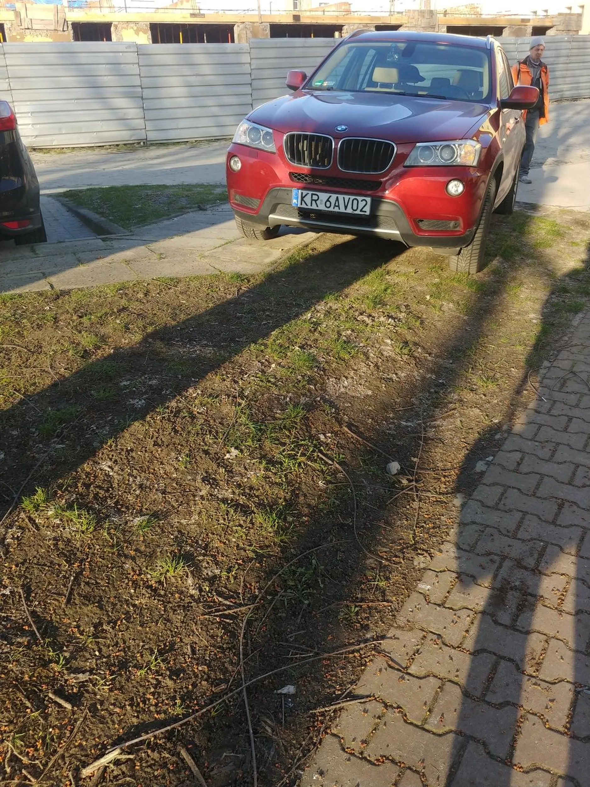 Parkuje najlepiej na trawniku i na innym samochodzie po czym jakby nic się nnie stało odjeżdża