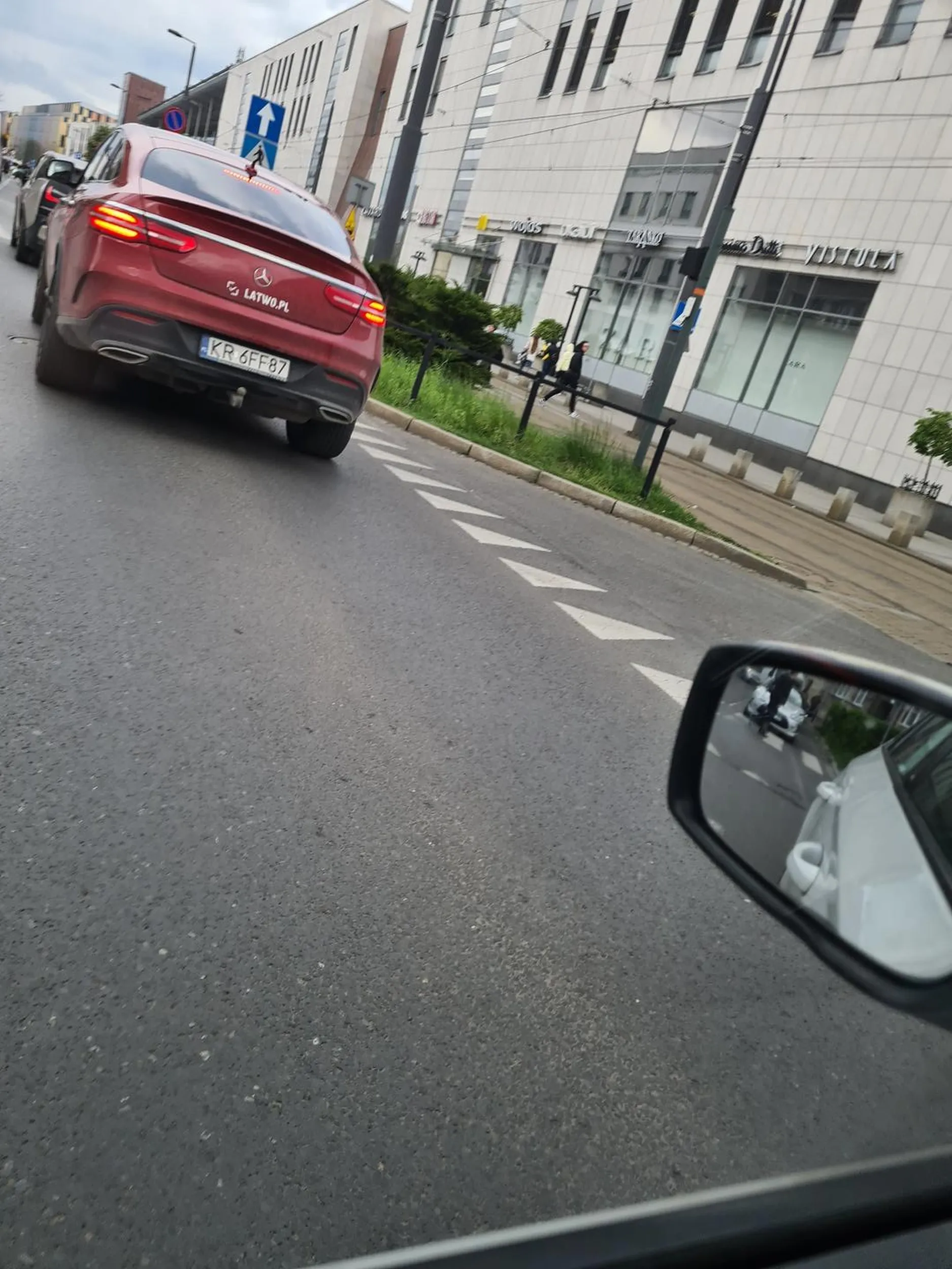 Burak z mercedesa zastawia wjazd i ulicę i jeszcze zdziwiony i pretensje mam