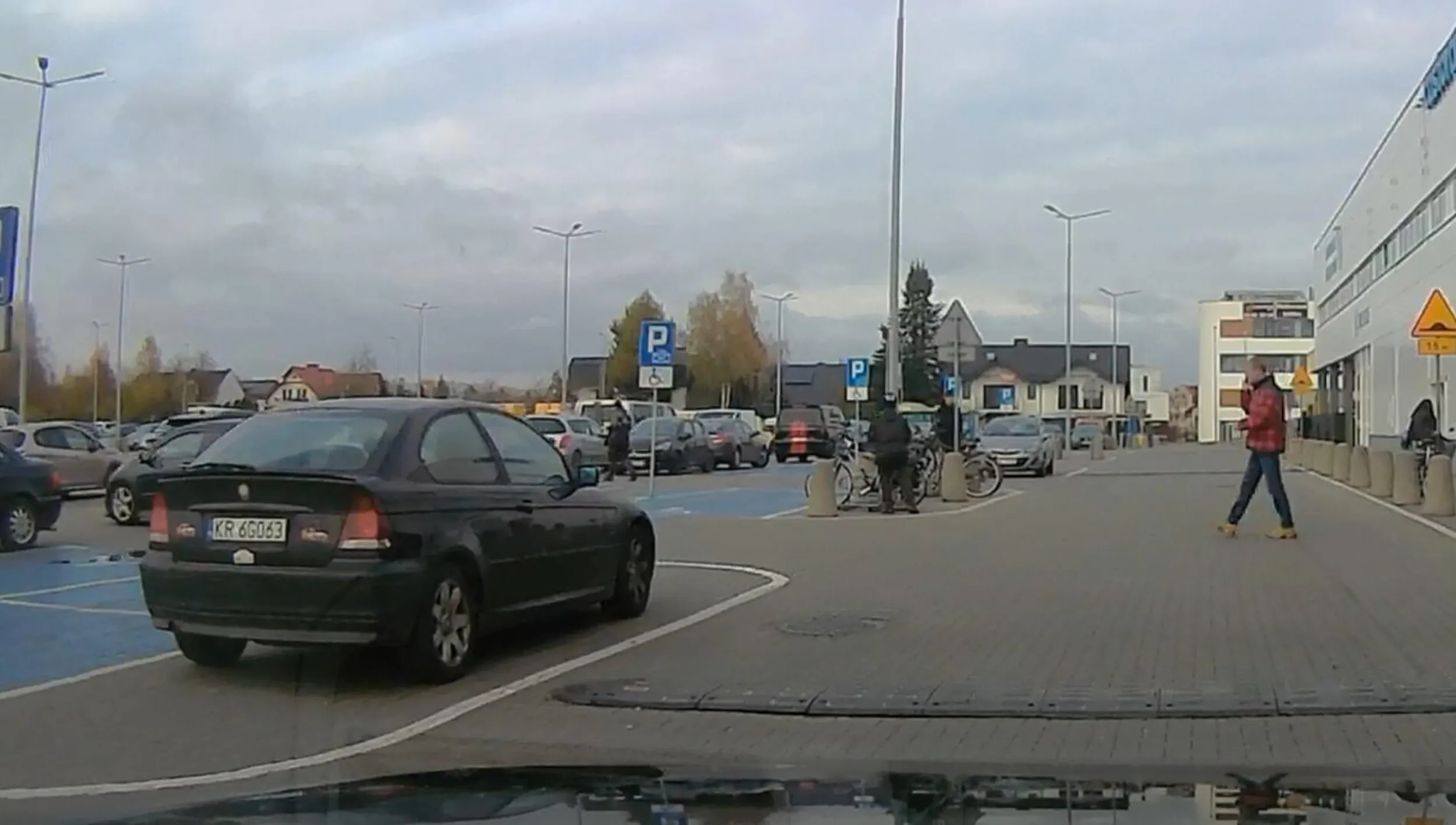 pół parkingu pod Castoramą puste - ale ciele musi zaparkować pod samym wejściem, utrudniając widoczność normalnym kierowcom