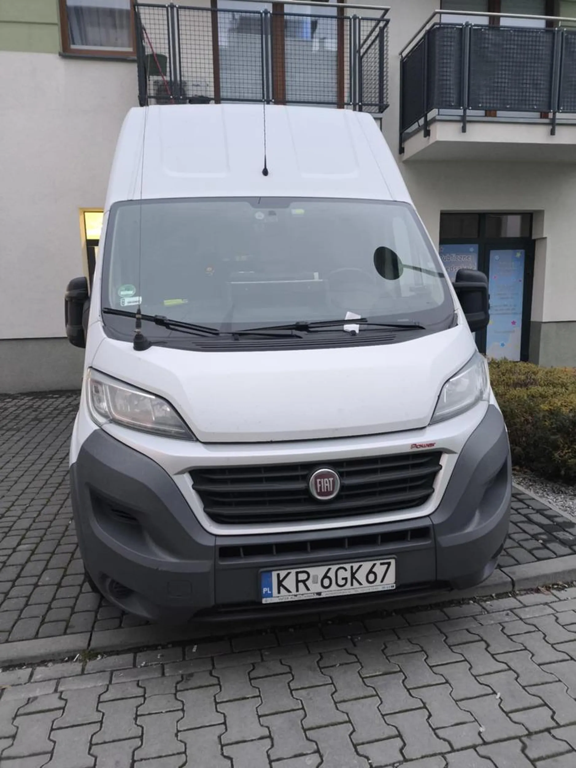 Naucz się parkować i nie blokuj drzwi ewakuacyjnych przedszkola.