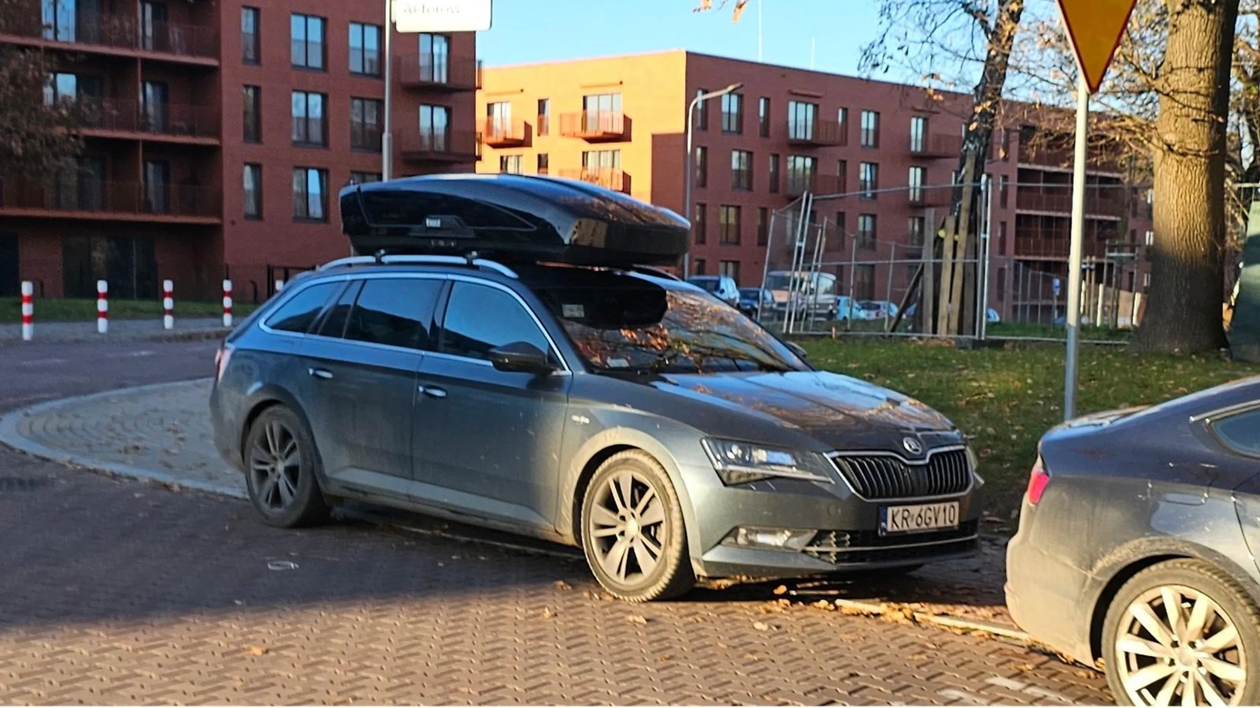 parkowanie na samym skrzyżowaniu, do tego na chodniku