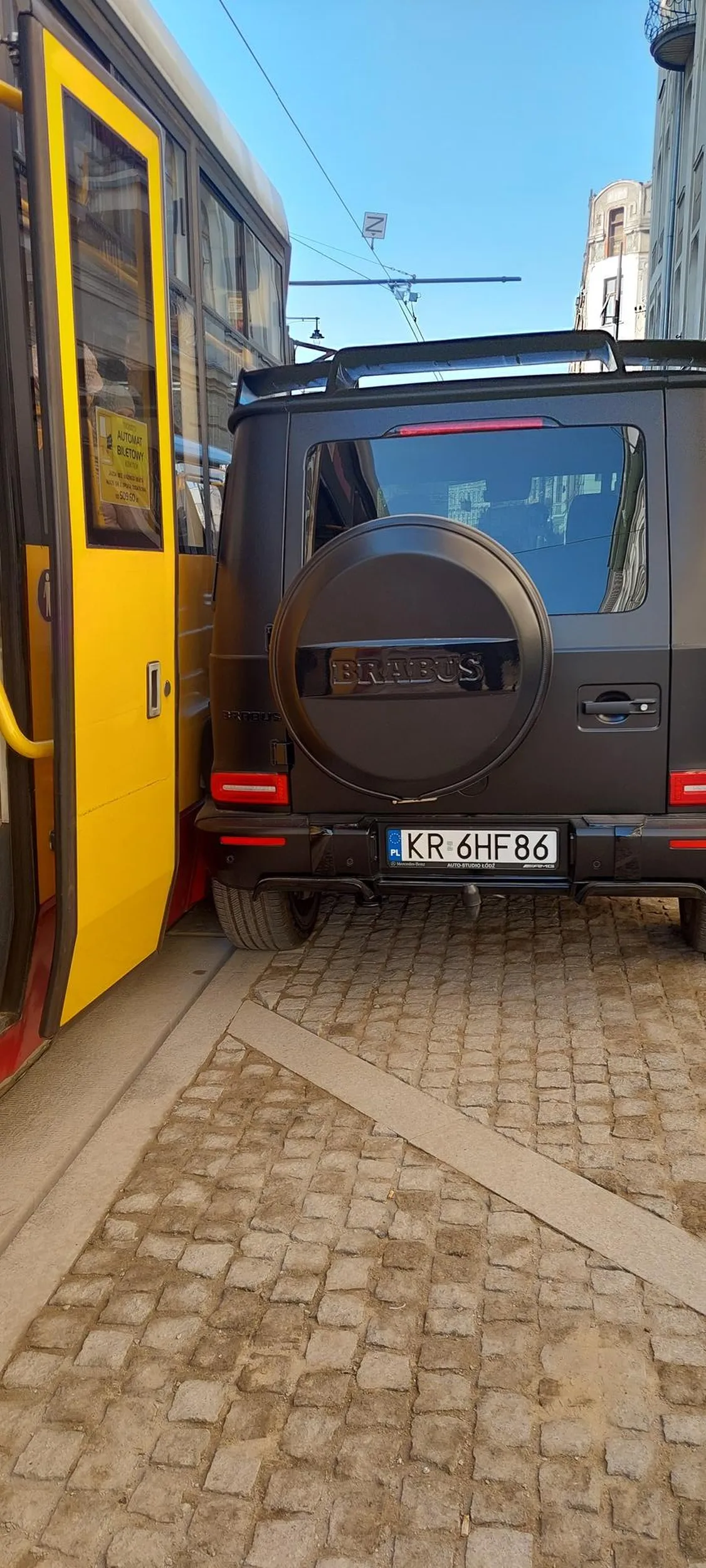 Pan przyjechał na Legionów w Łodzi, zaparkował na chodniku, zablokował możliwość przejazdu tramwaju i spowodował tym spore opóźnienie. Proszę zostać w Krakowie jak Pan nie wie jak parkować.