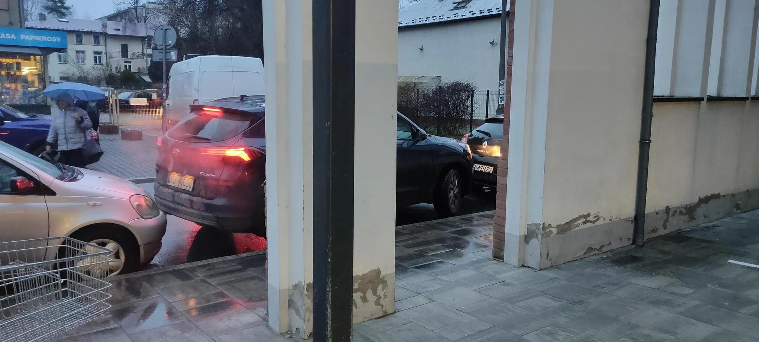 Siwy dziad w czapce pchał się, walił w oba auta, ale chyba nie ogarniał co się dzieje.