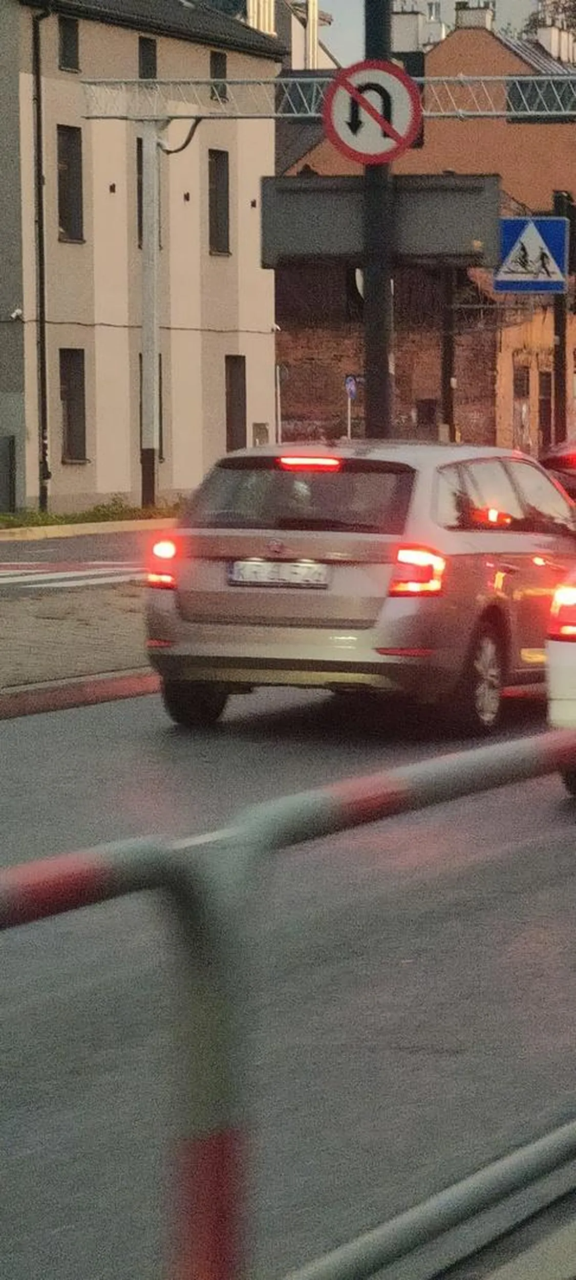 Koleżko poczytaj sobie czym jest strzałka warunkowa, bo dziś prawie mnie i 2 rowerzystów walnąłes na skrzyżowaniu 29 listopada i opolskiej, najlepsze że nawet nas nie zauważyłeś, tylko patrzyłeś przed siebie jak koń dorożkarski. Uważaj, bo w tej Skodzie nie będziesz miał zawiasów jak Hajto.