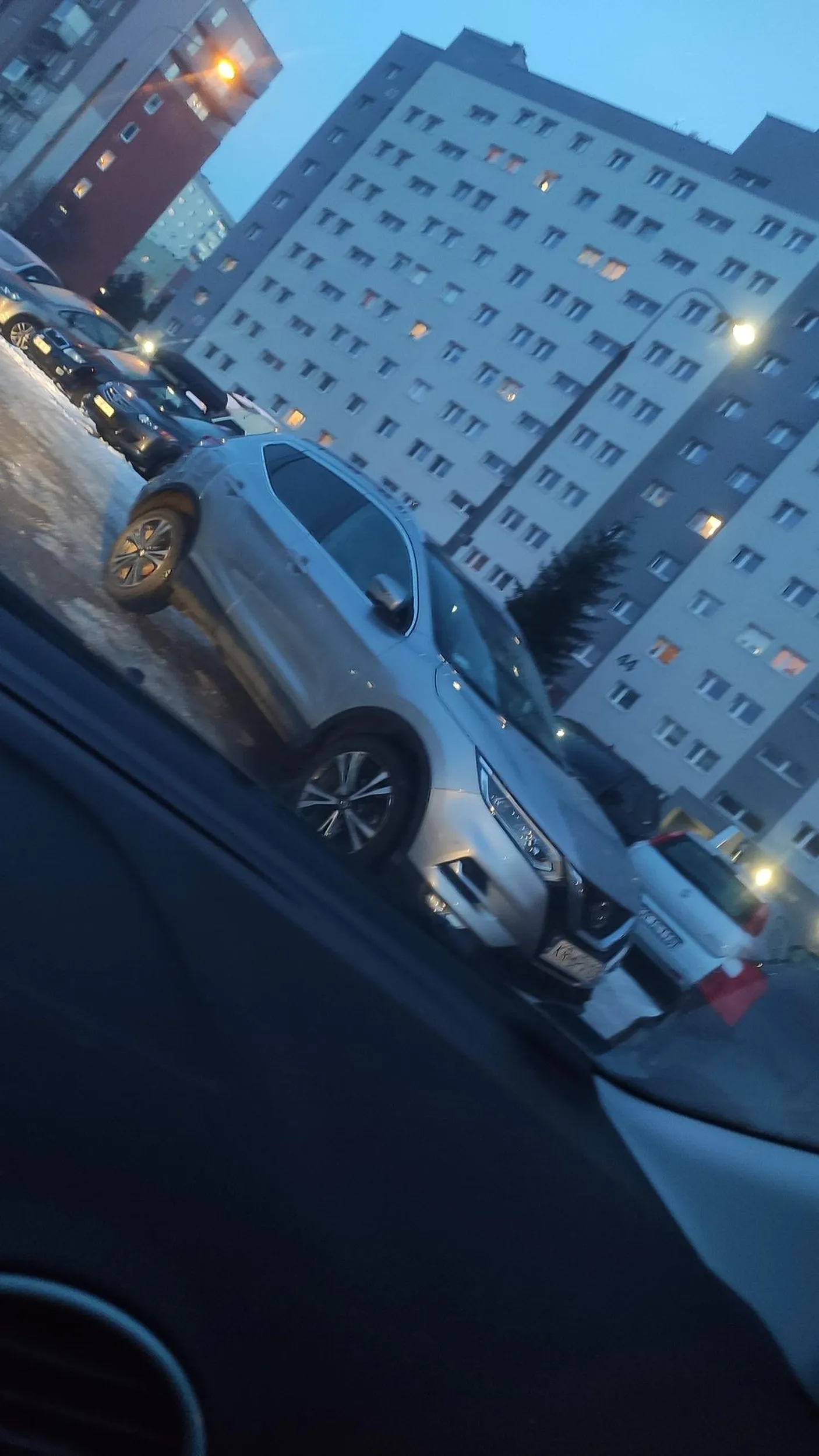 Eleganckie parkowanie centralnie na środku parkingu i weź się później przeciskaj na mm