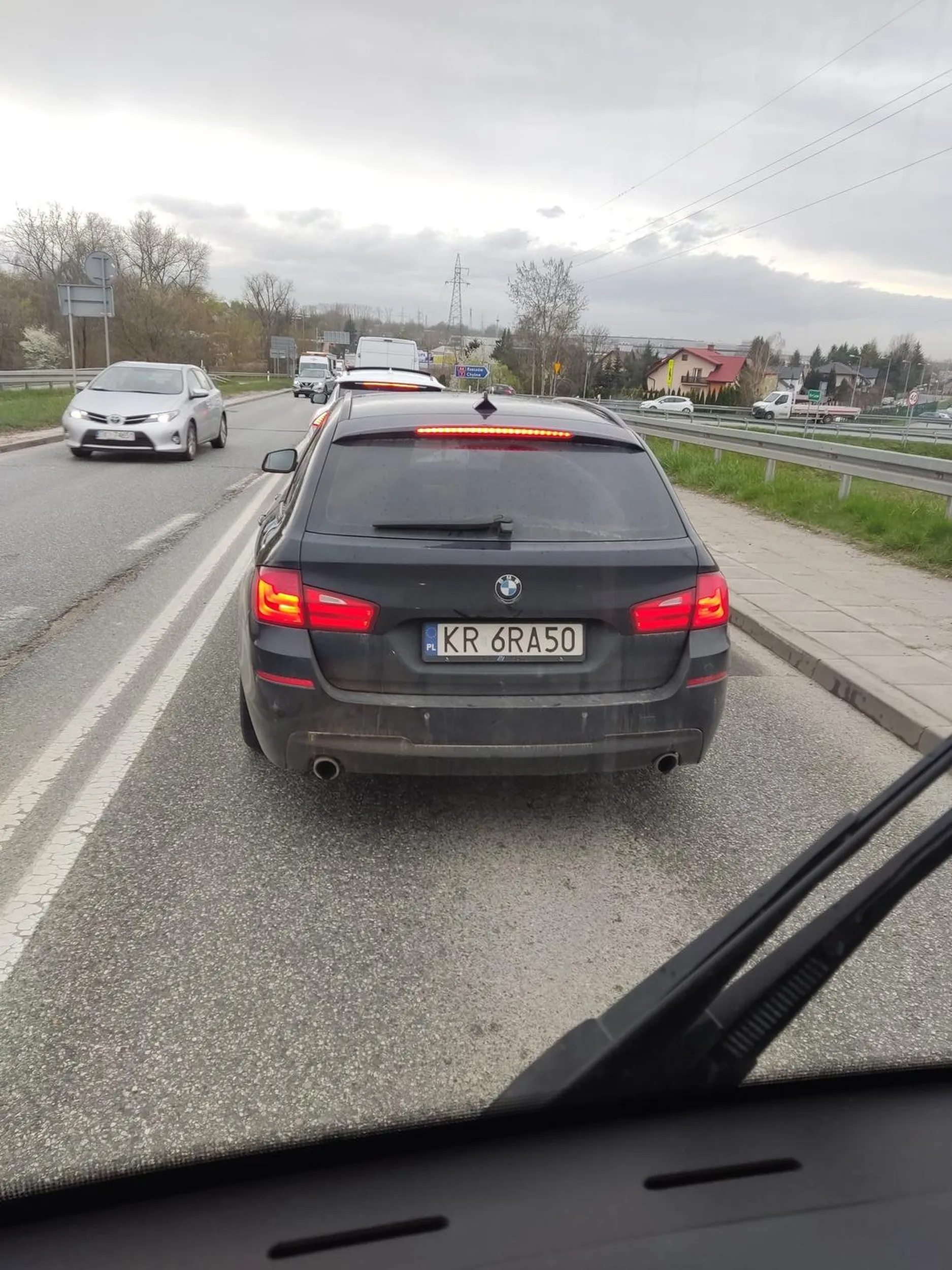 Gość zajechał mi drogę rozmawia przez telefon ja musiałem gwałtownie hamować?