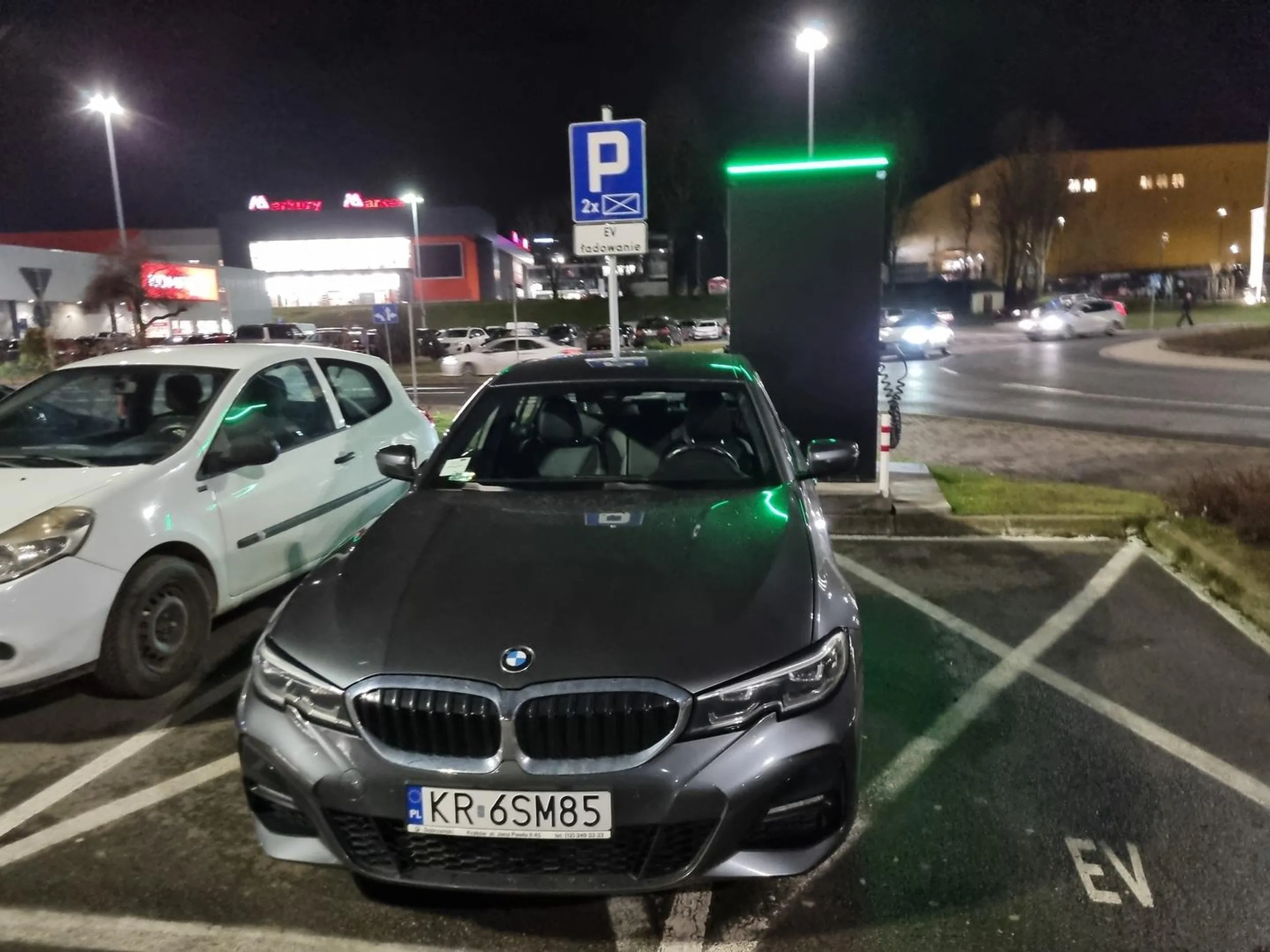 1.5 miejsca dla elektryków to akurat prawie na ego BMW. Zwłaszcza jak sie nie umie parkować