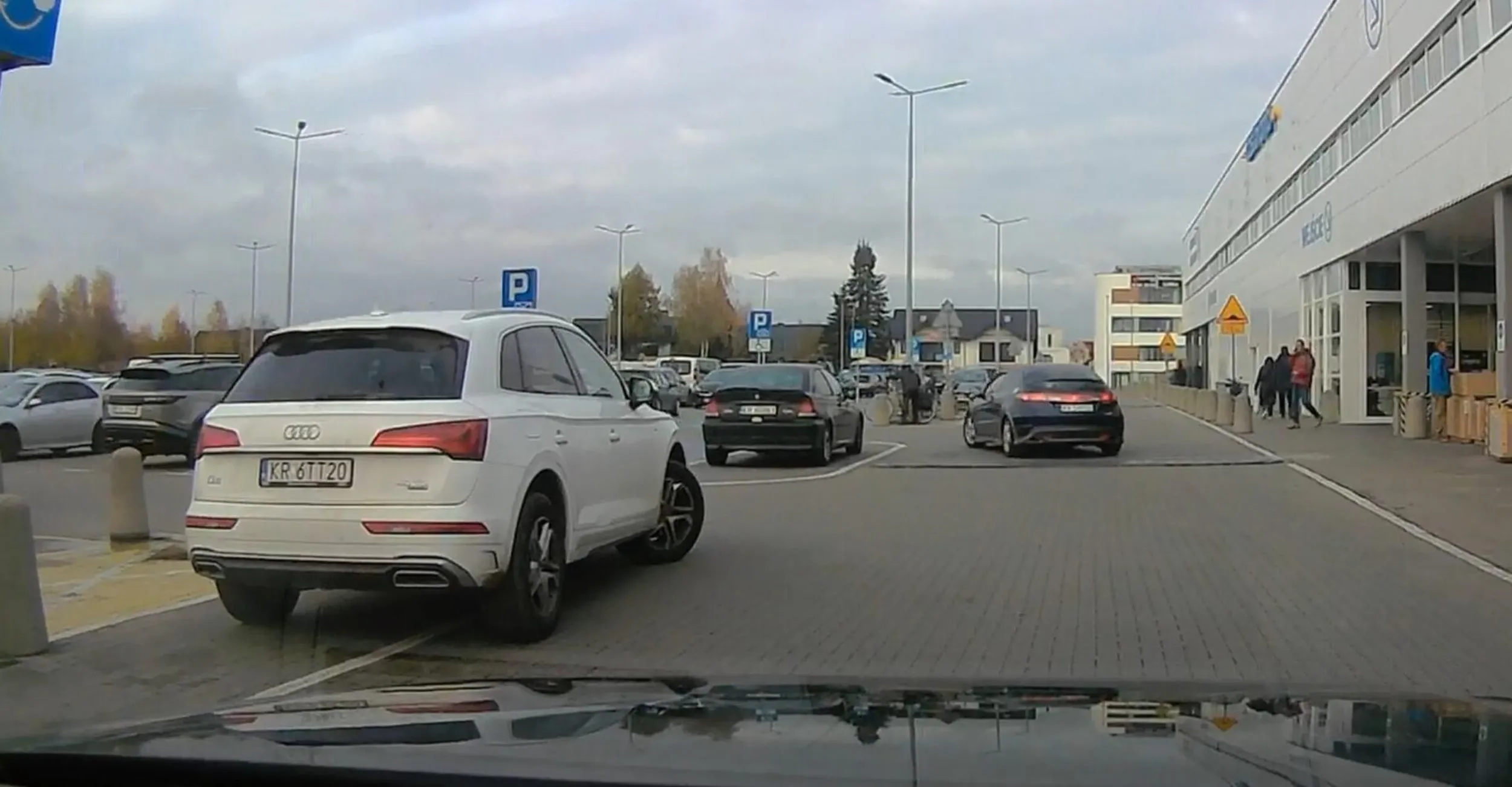 pół parkingu pod Castoramą puste - ale ciele musi zaparkować pod samym wejściem, utrudniając widoczność normalnym kierowcom