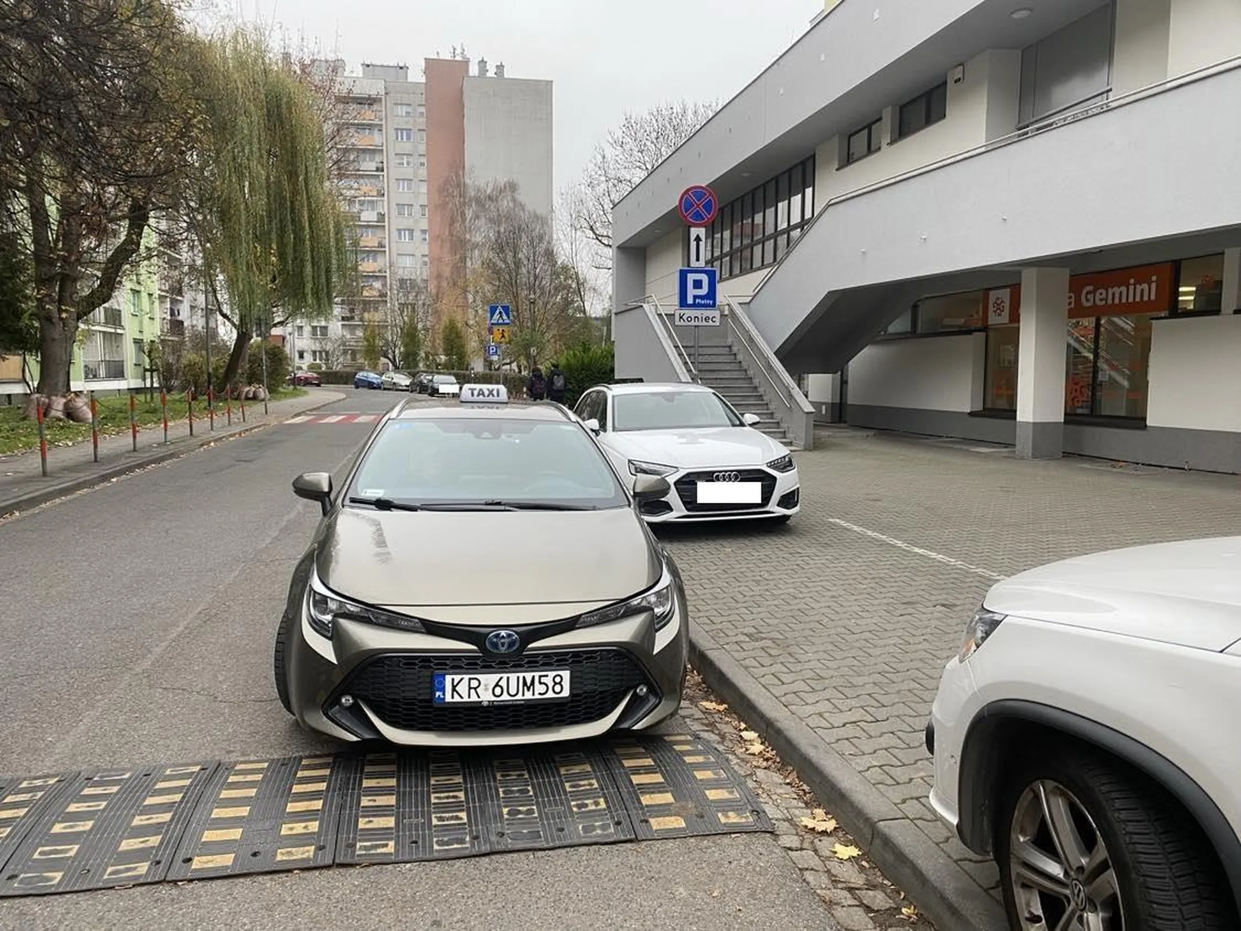 panisko w taxi zostawiło auto na środku drogi, mimo że obok miał miejsca. Do tego zastawiło jakiegoś dziadziusia, co się później 10 minut męczył żeby go wyminąć.