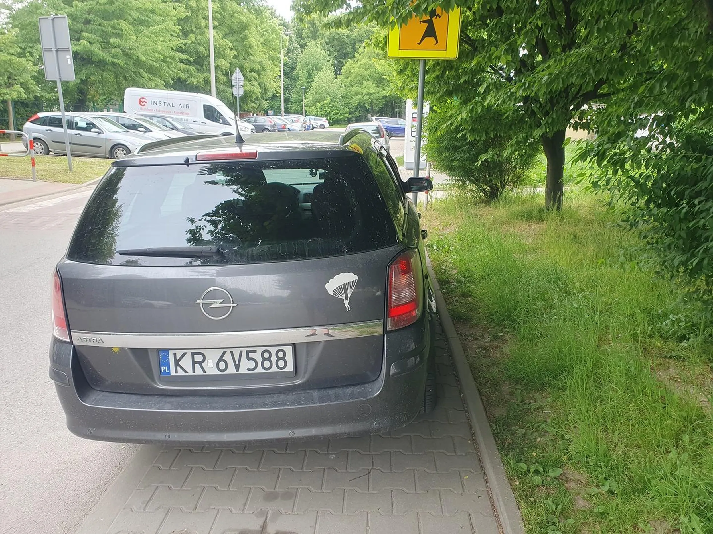 Idealne parkowanie na całym chodniku i przed przejściem dla pieszych.