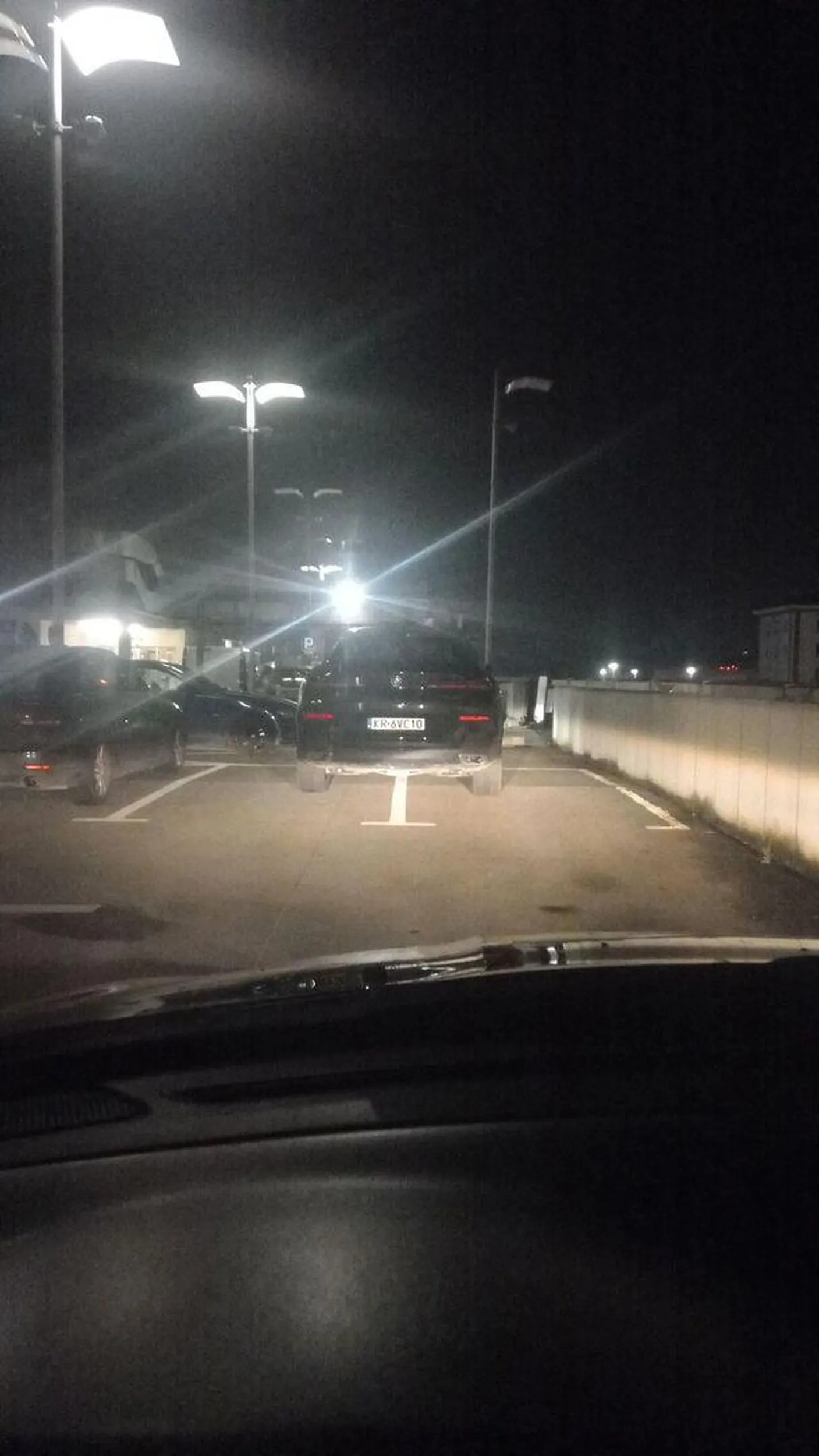 świnia nie potrafi parkować (typowe dla bmw), jeszcze pół biedy jakby to był środek dnia, ale to było wieczorem gdzie był ogromny ruch i każdy szukał miejsca do zaparkowania