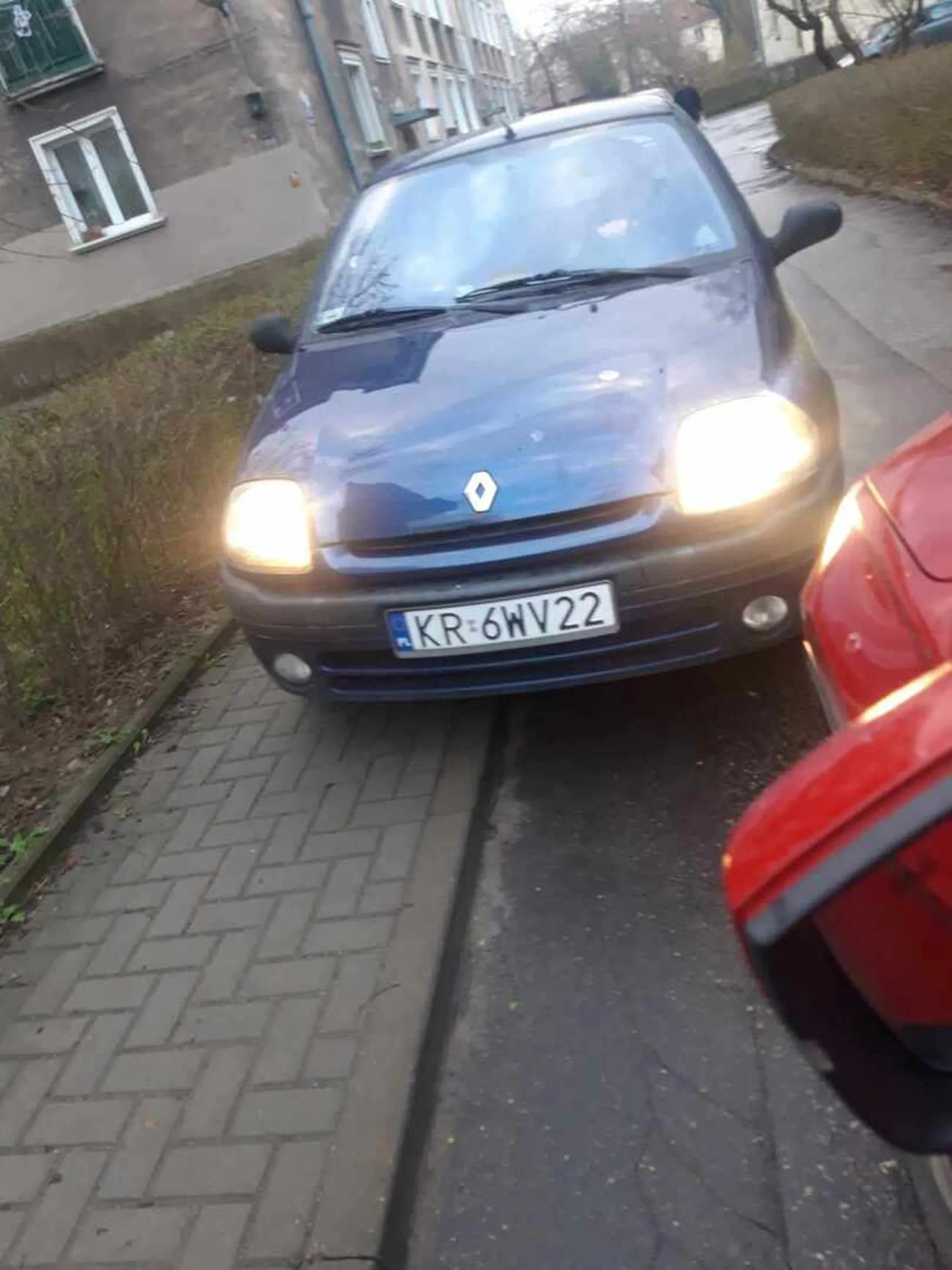 Głupi, niewychowany buc, który myśli, że mu się wszystko należy. Robi skróty przez drogi osiedlowe, tylko dla mieszkańców, a potem drze mordę, żeby mu się usuwać, bo król drogi jedzie. Jeździ po chodniku, przepycha się na milimetry, stwarzając zagrożenie dla pieszych i innych pojazdów.