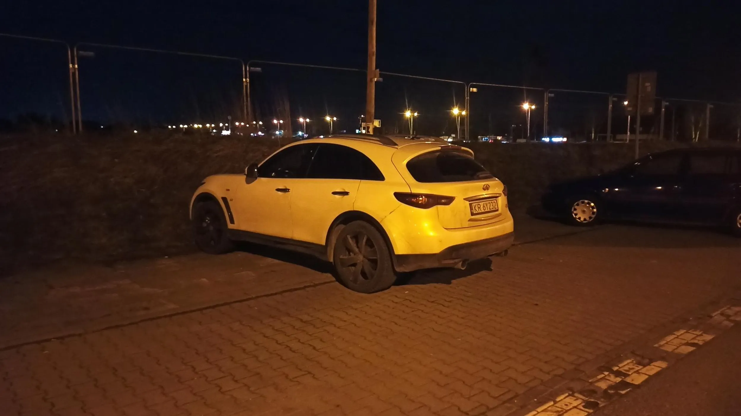 Parkowanie na chodniku. Od dwóch dni samochód tak stoi.