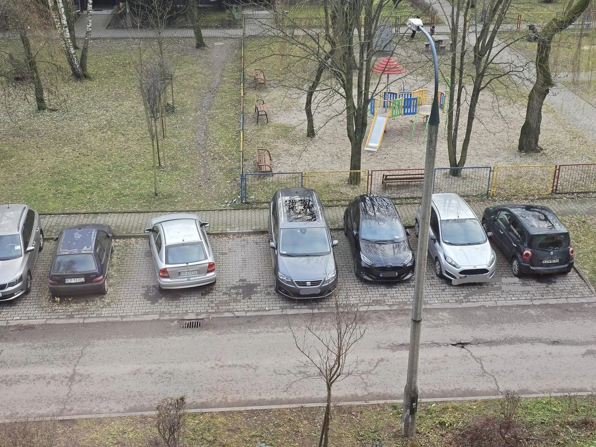 Łoś parkingowy. Zajmuje od tygodnia dwa miejsca parkingowe, auto po lewej Citroen Saxo stoi już tam od kilku lat wrośnięty w ziemię, więc argument, że zaparkował dobrze odpada