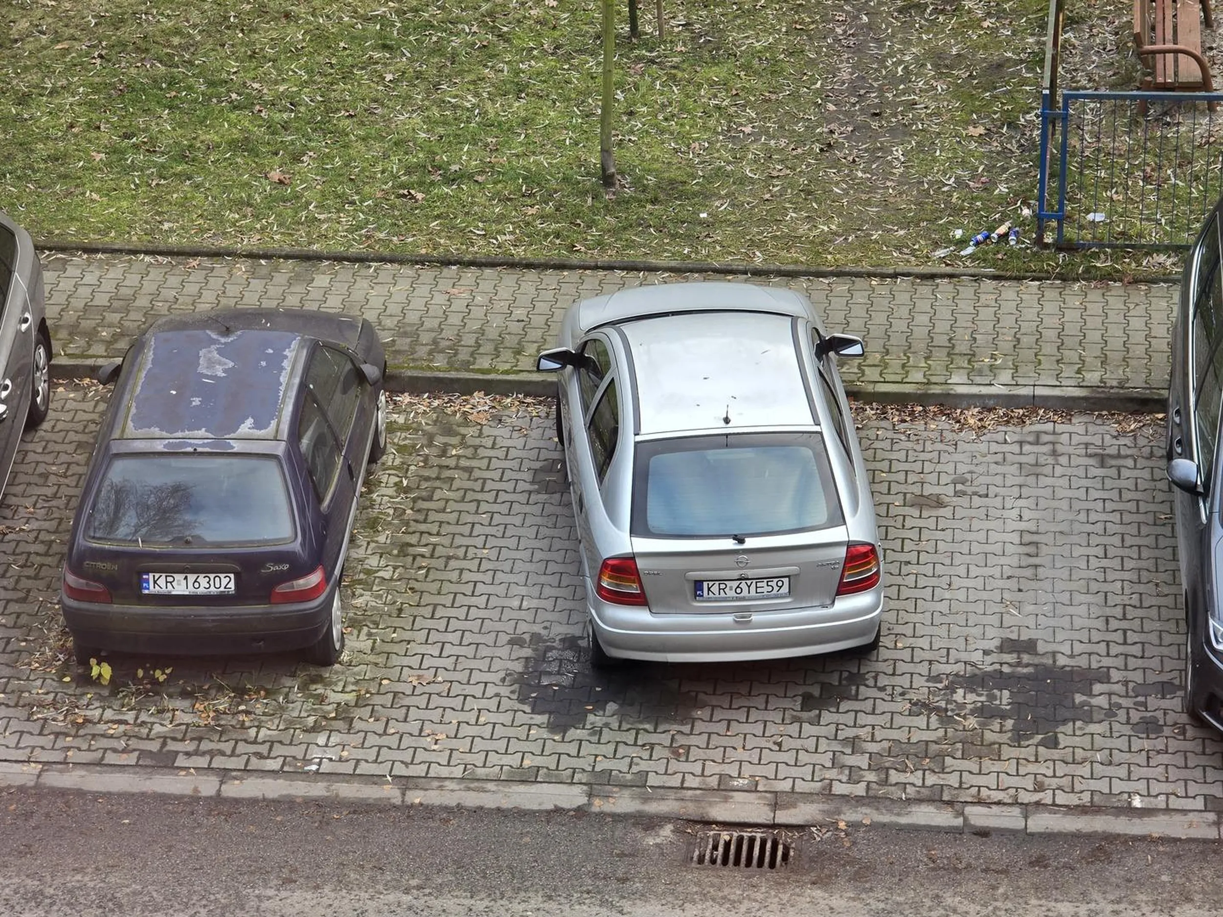 Łoś parkingowy. Zajmuje od tygodnia dwa miejsca parkingowe, auto po lewej Citroen Saxo stoi już tam od kilku lat wrośnięty w ziemię, więc argument, że zaparkował dobrze odpada