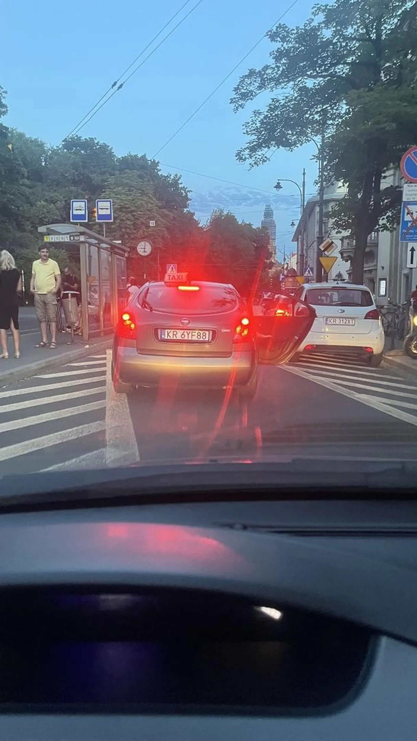 Nikt nie powinien czekać, gdy pakujesz pasażerów na środku drogi!!!!