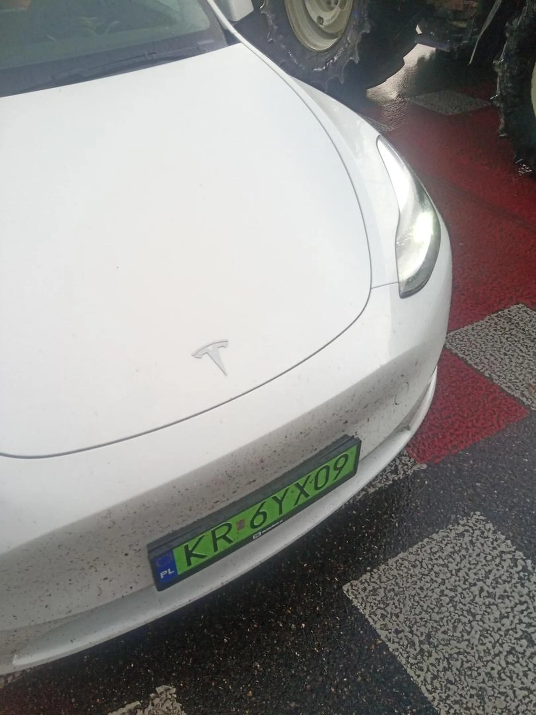 Blondynka jezdzaca Telsa na zielonym dla pieszych swietle wjechala sobie na pasy i zadowolona stala. Blokujac przejazd.