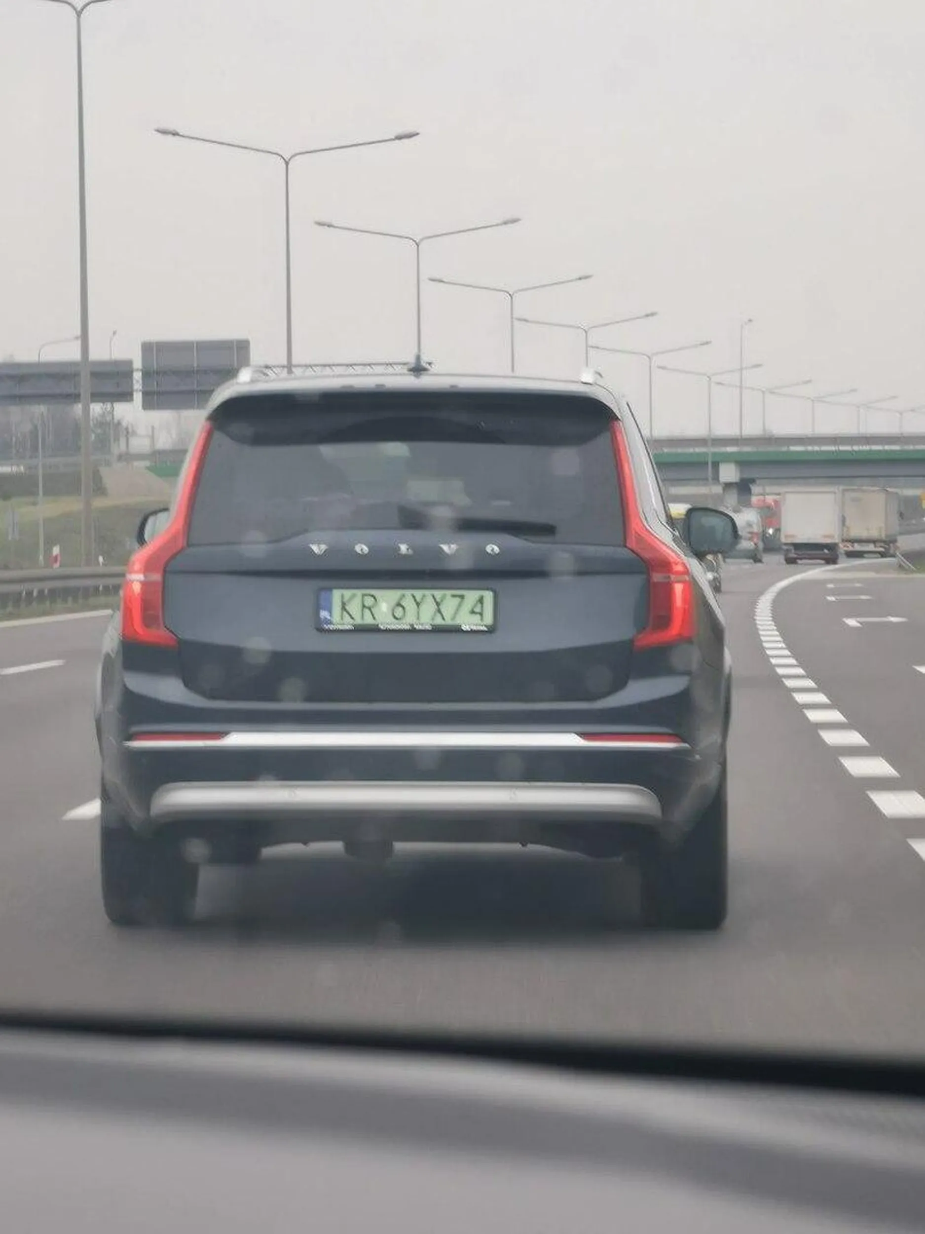 Dzień dobry, czy ktoś zna auto? Chciałbym poznać historię rejestracji jako pojazd elektryczny lub wodorowy (zielone tablice). Z tego co kojarzę, to nie ma VOLVO XC90 w pełni elektrycznego, jedynie wersje plug in. Jakim cudem to auto zatem ma zielone tablice?