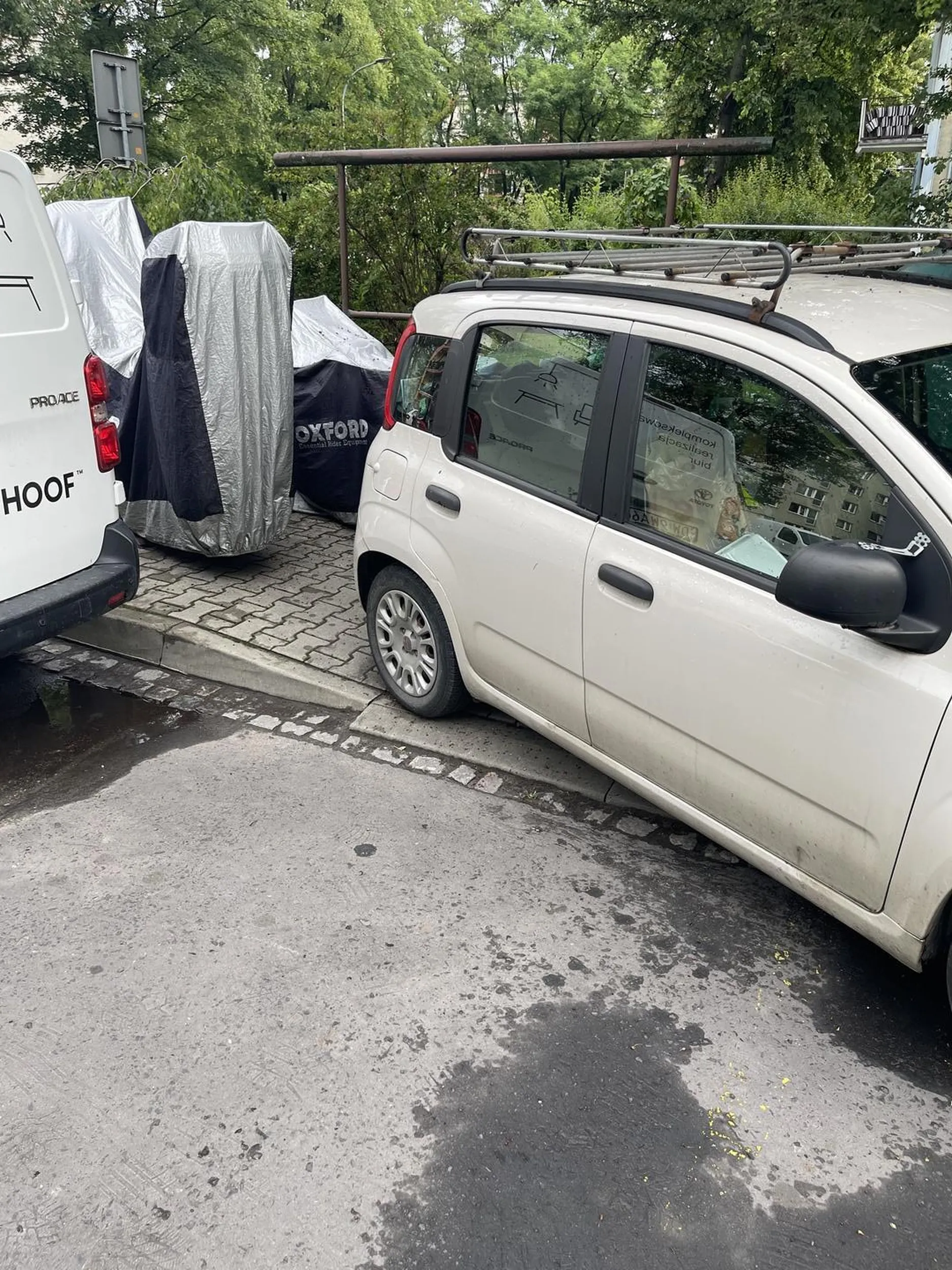 Mistrzowskie parkowanie kutwo - następnym razem rozsmaruje Ci gówno na szybie