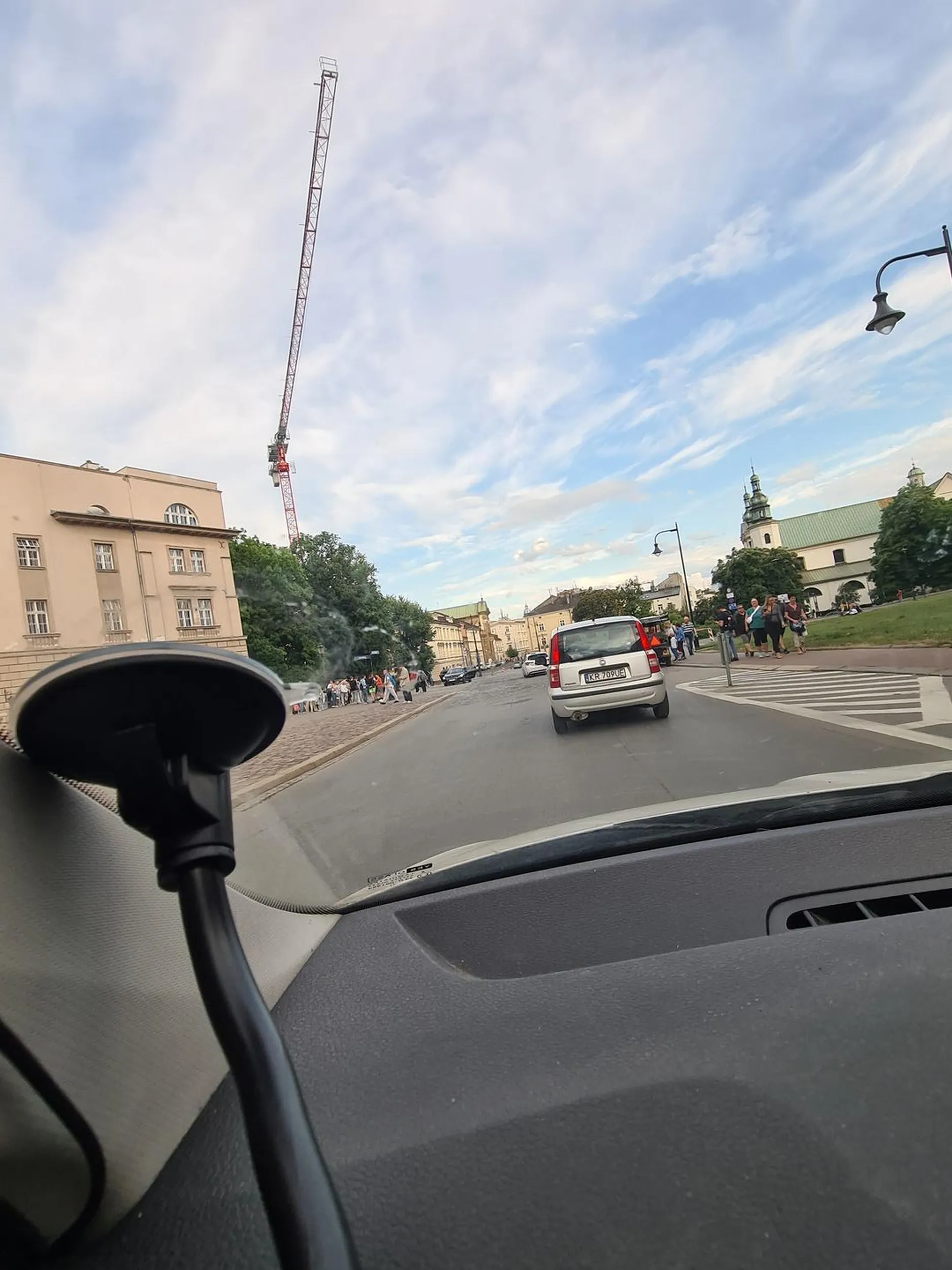 Kierowca bez uprawnień wjeżdża w strefę ograniczonego ruchu i nic sobie z tego nie robi łamie świadomie przepisy