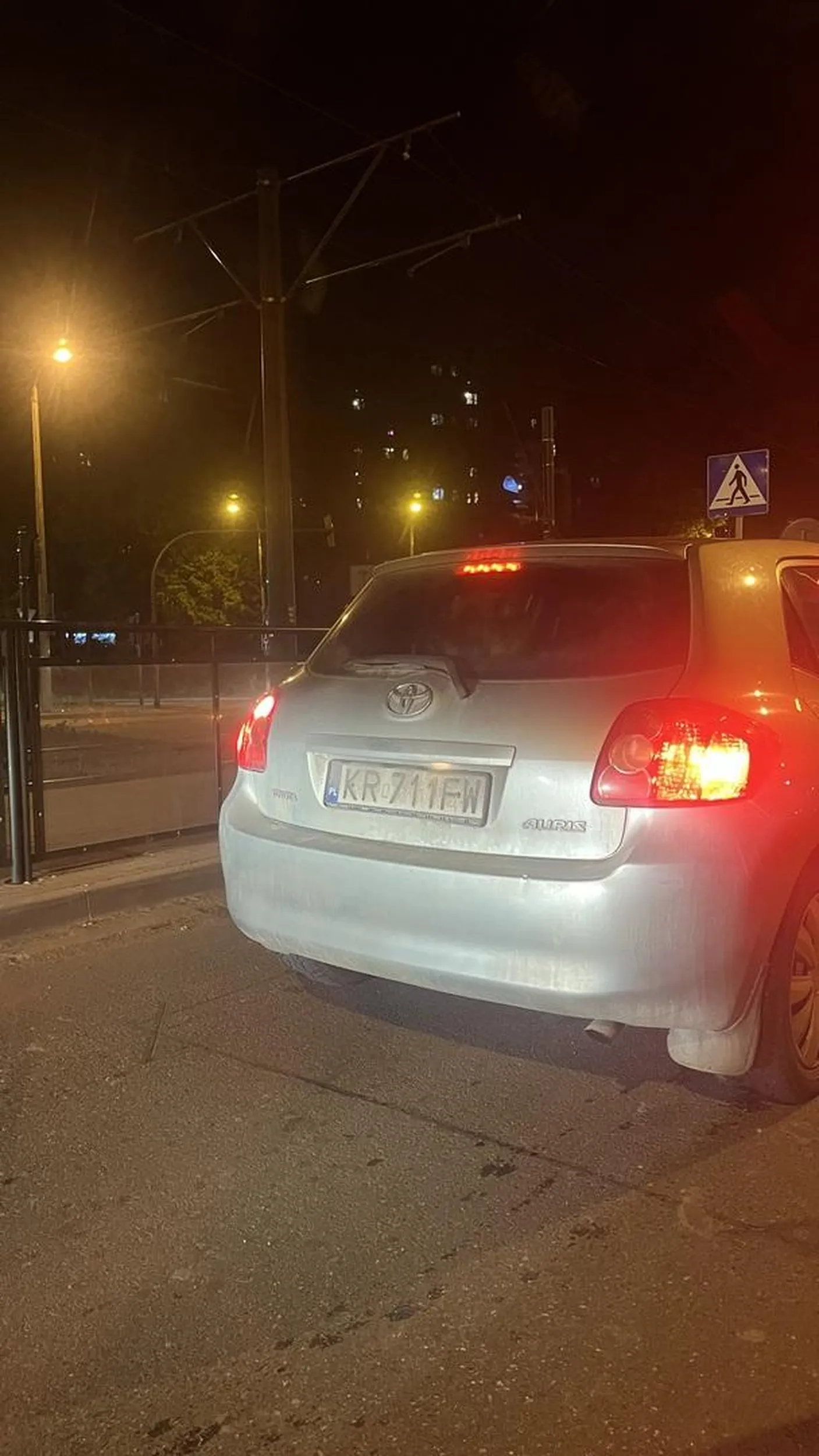 Logiczne jest włączenie kierunkowskazu tam, gdzie na światłach jest wydzielony odcinek, aby każdy, kto jedzie na wprost, wiedział, że pani skręci i nie czekali na nią sama, prawda?