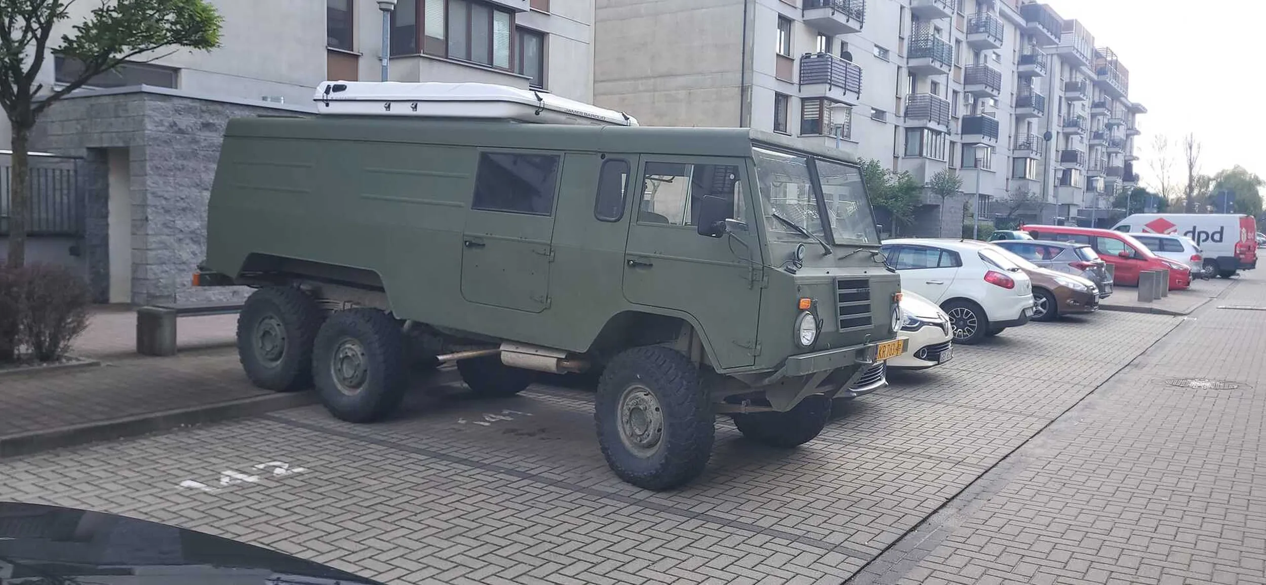 To nie jest pojazd dla którego projektowano ten parking.