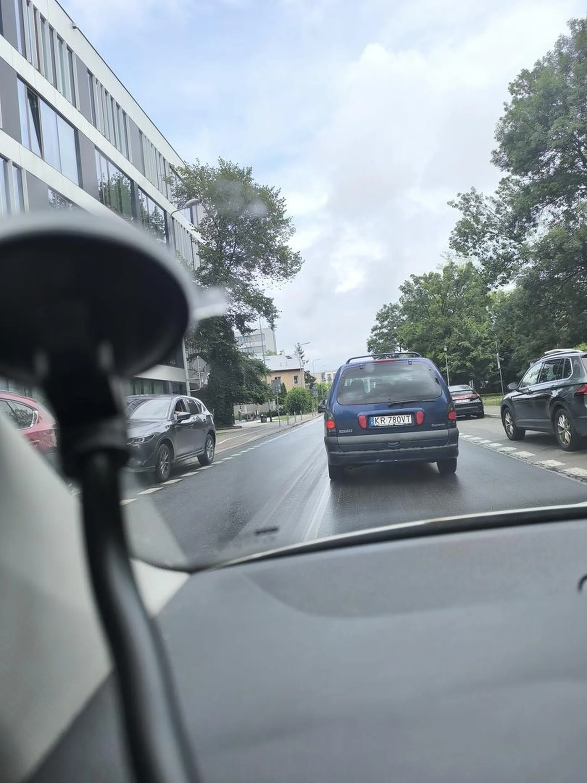 Kierowca spowalnia sztucznie ruch