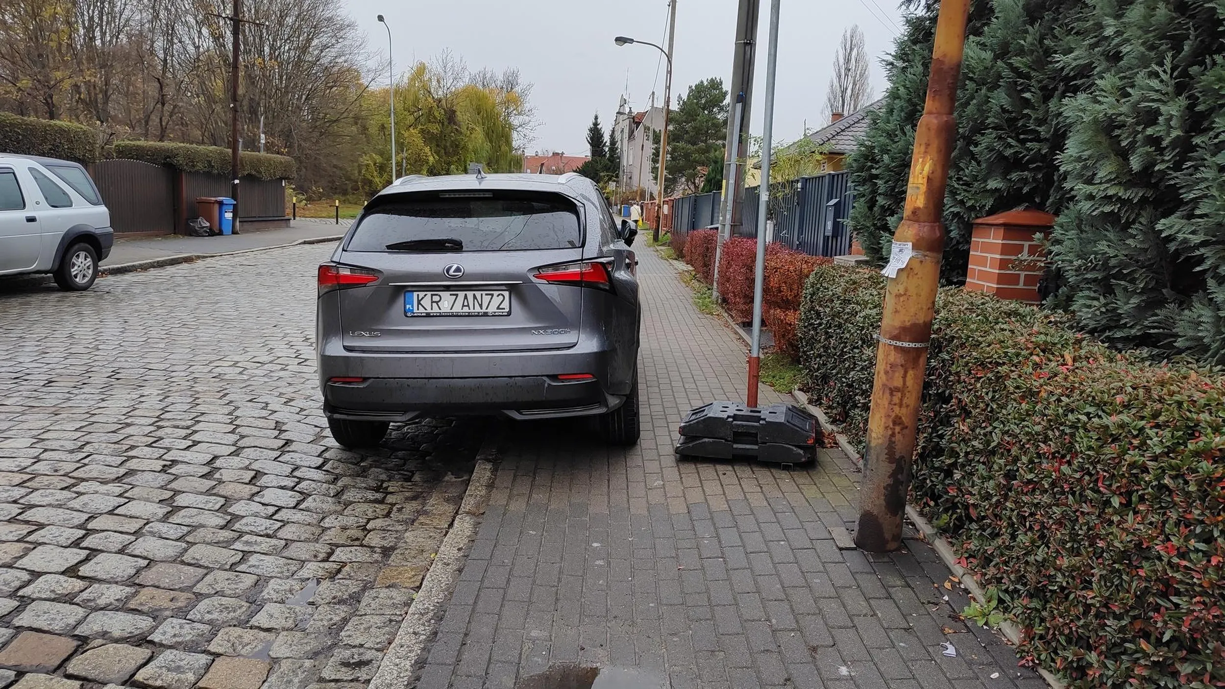 Naprawdę trzeba utrudniać, przy drodze do szkoły podstawowej matkom które odprowadzają swoje dzieci i mają wózki życie? Nie trzeba. Ale trzebaby było użyć mózgu.