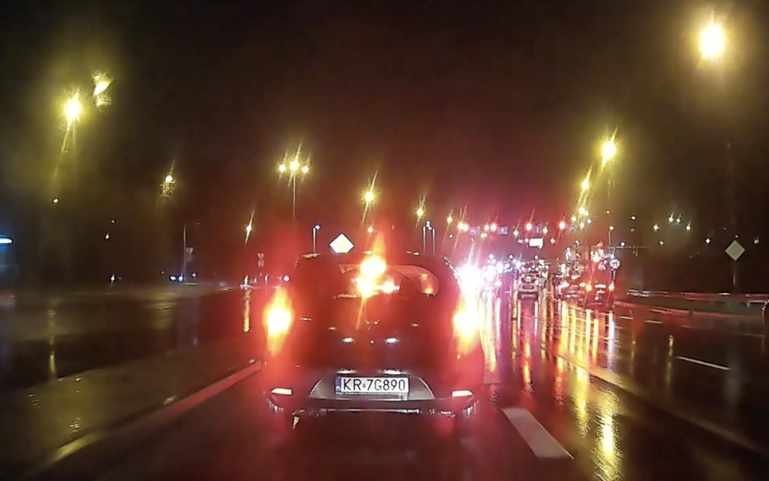 Absolutny brak podstawowych umiejętności prowadzenia pojazdu mechanicznego. Wymuszenie pierwszeństwa przy zmianie pasa. Nagranie zostało przesłane na policję. Mam nadzieję, że mandat przyjdzie przed świętami (min. 1000 PLN)