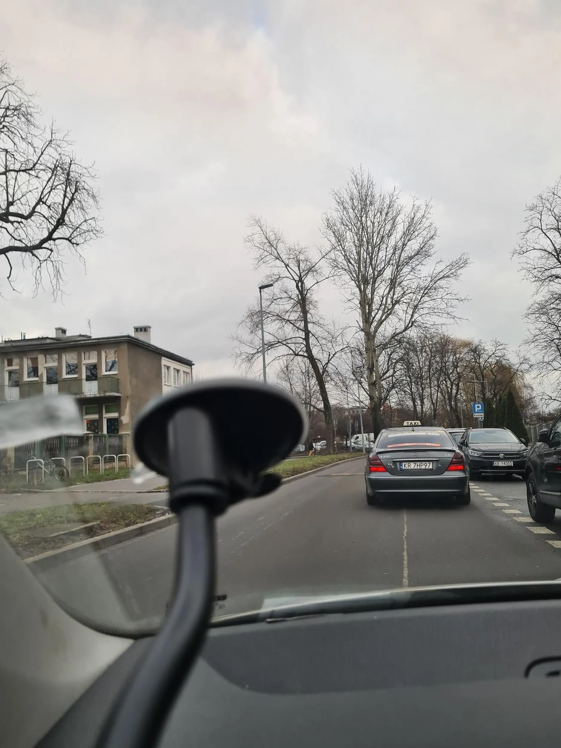 Kierowca wymusza pierwszeństwo. Pieprzony buc z taxi mega Kraków. Brawo ryzykuje życie swoje i pasażerów ?