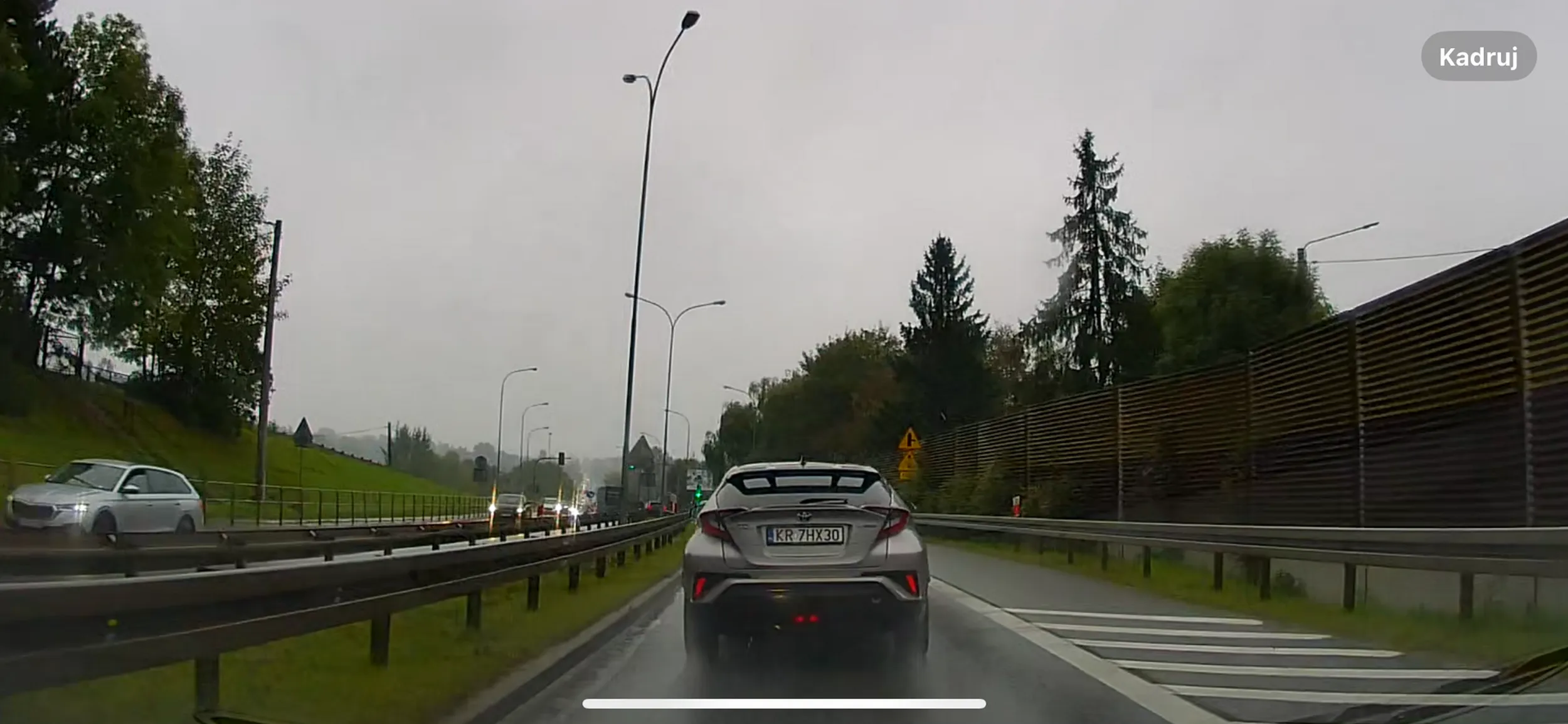 Jedziesz chłopie w deszczu bez świateł ,mrugam ci a ty jeszcze faka pokazujesz powodzenia