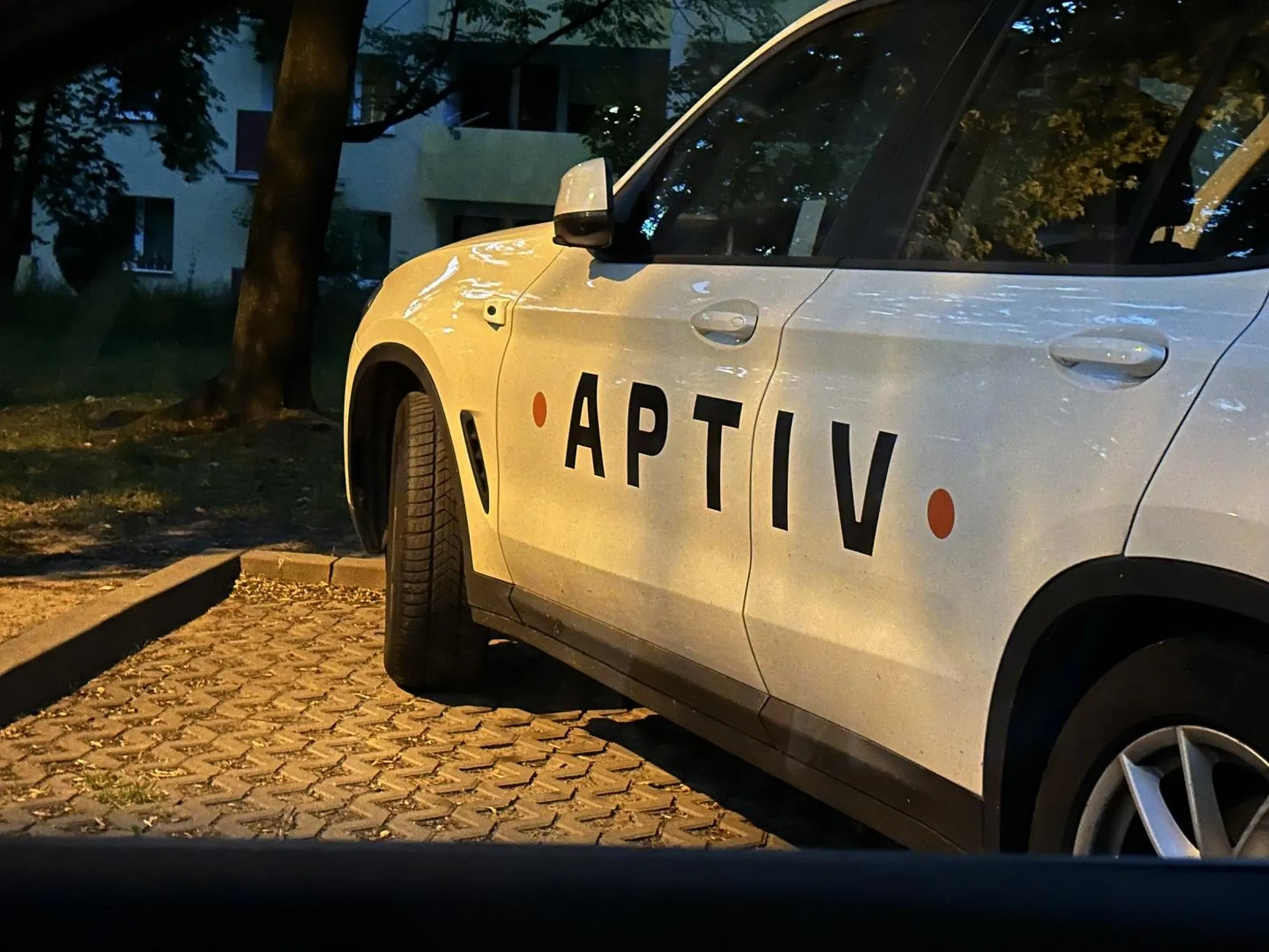 Pan pomylił BMW z Audi Wpasowałby się idealnie jako 5 zero w Audi parkując na 2 miejsca