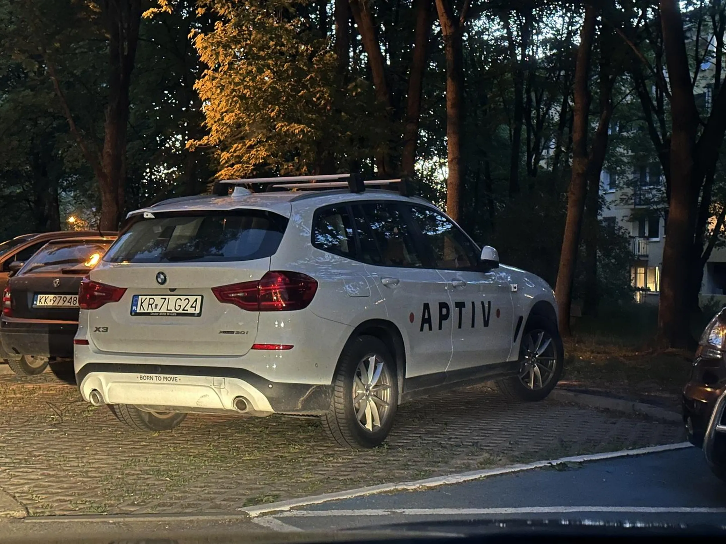 Pan pomylił BMW z Audi Wpasowałby się idealnie jako 5 zero w Audi parkując na 2 miejsca
