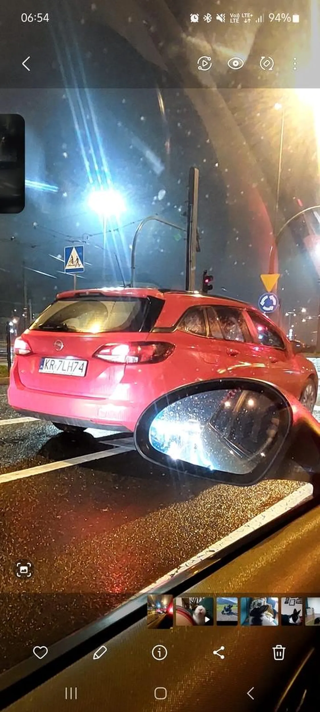 Zajeżdża drogę , dojeżdża do zderzaka siedząc w samochodzie nie jest w stanie spokojnie siedzieć koleś jest pod wpływem narkotyków na ograniczeniu prędkości do 70 , ciśnie ponad 150 km/h