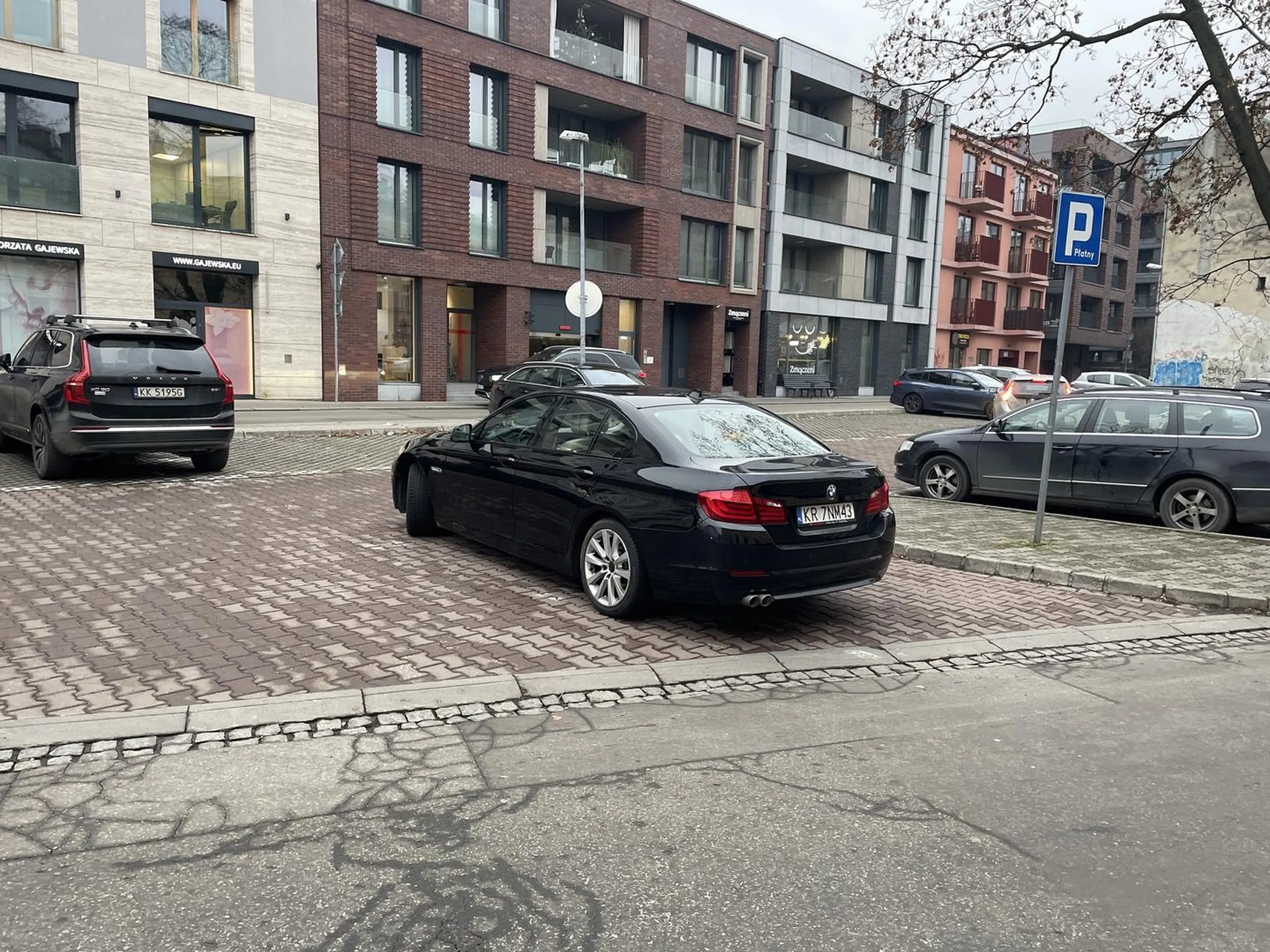 Wjazd na parking w okolicach Rynku Podgórskiego. Mimo wolnych miejsc stanę sobie przy środku wjazdu a reszta niech sobie radzi.