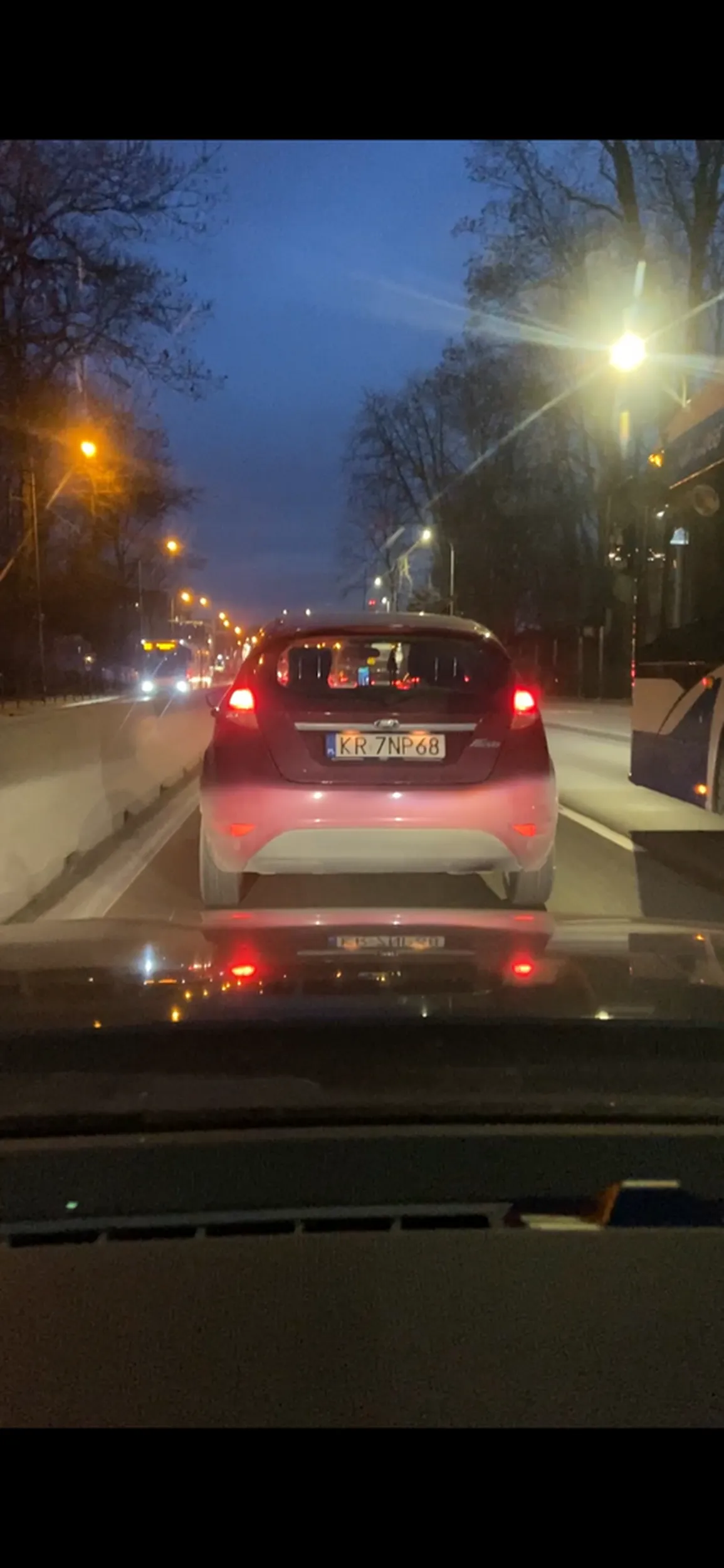 Pieprzona zawalidroga która znalazła prawko w chipsach. Non stop blokuje lewy pas, wlecze się 50m za poprzedzającym autem w korku, nie ma pojęcia co to płynna jazda. Po strąbieniu żeby się w końcu ruszyła skoro wszyscy przed nią odjechali na złość wlecze się jeszcze bardziej. Przesiądź się na autobus niedołęgo.