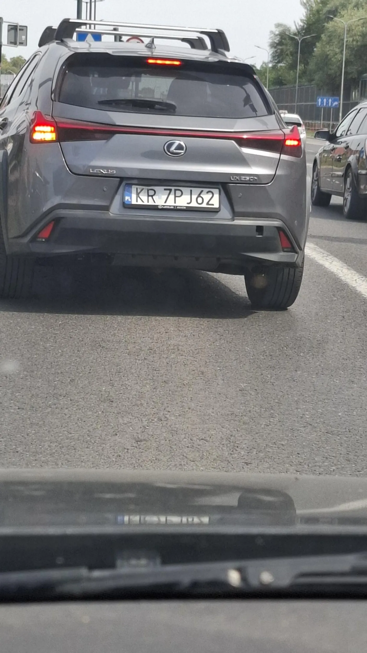 Wymusił pierwszeństwo omijając wszystkich na lewoskret w Krakowie na Bora przy McDonald.  Potem nie dawal w ogóle kierunkowskazów. Akcja nagrała się na kamerkę. Zgłaszam na policję. Śmieć ludzki