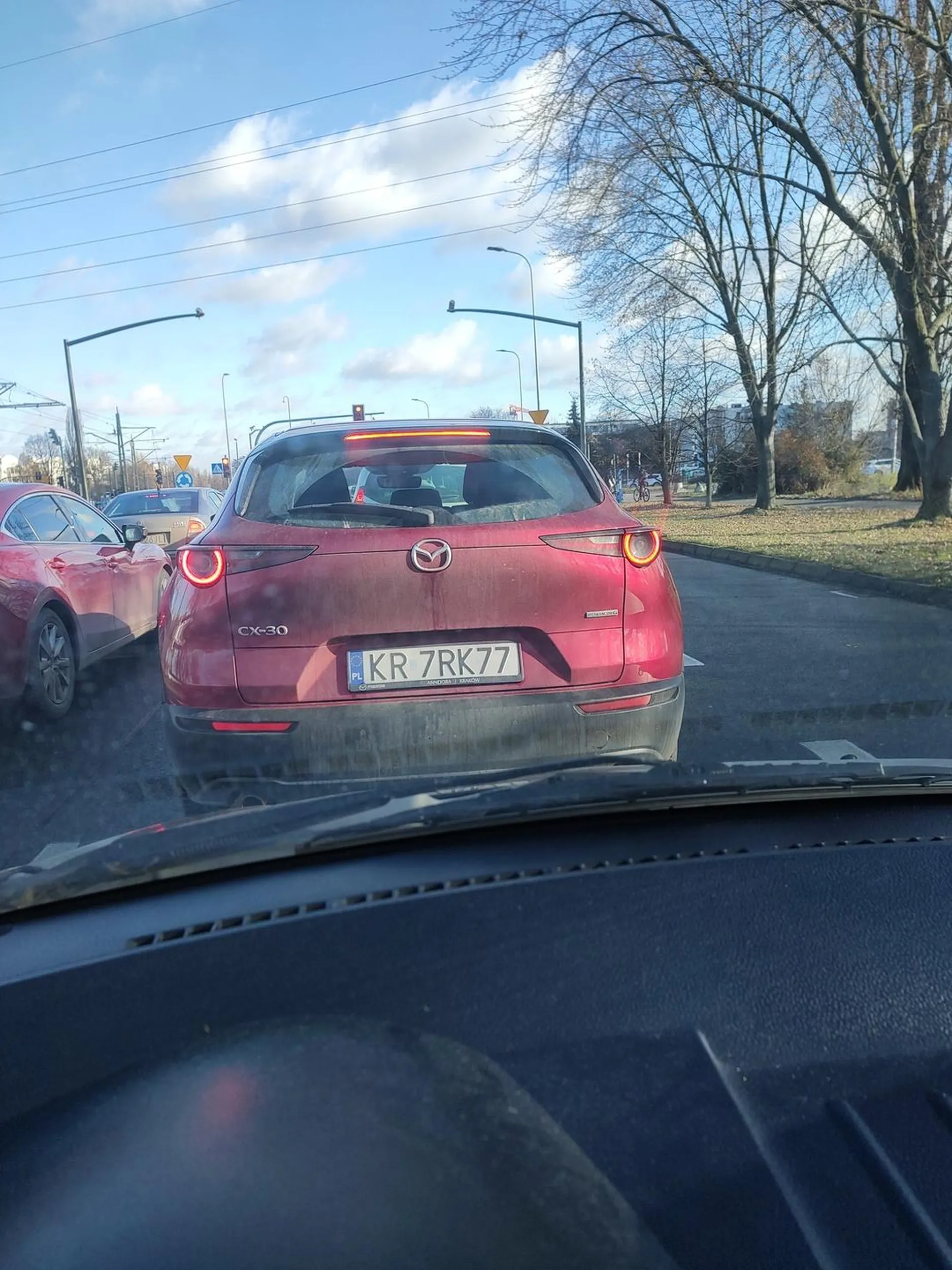 Stara prukwa wymusza pierwszeństwo i doprowadza do sytuacji zagrażającej życiu włączając się z warunkowego na drogę z ograniczeniem do 70 km/h. Wielki samochód mały mózg.