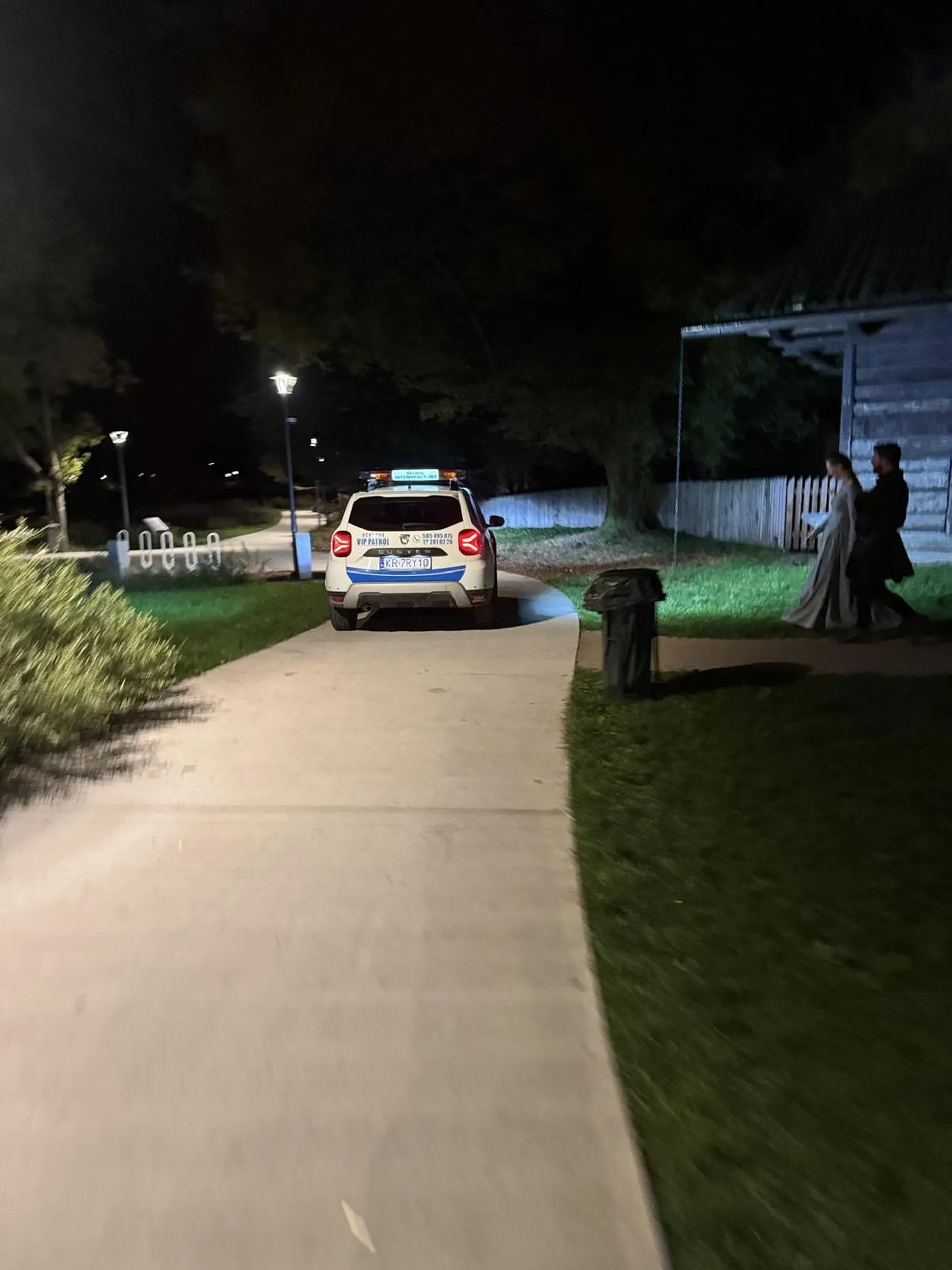 Chłopaki przekroczyli prędkość o 1 km/h i jeżdżą po błoniach Niepołomice