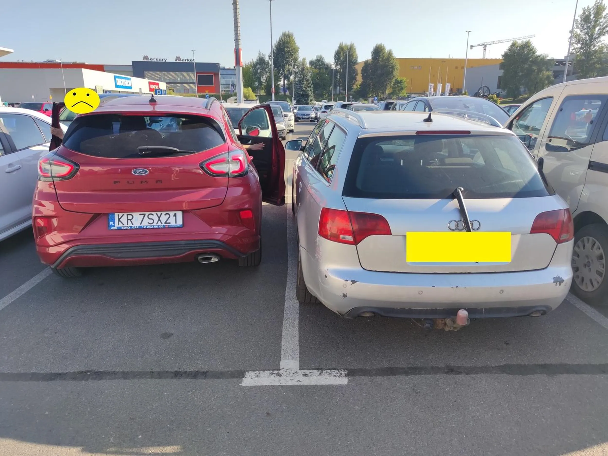 Pani kierująca tym Fordem Pumą ma bardzo słabe wyczucie samochodu i zerowe poczucie odpowiedzialności za szkody, jakie poczyniła innej osobie. Podczas parkowania przodem na parkingu pod centrum handlowym obrysowała stojący obok samochód. Po zwróceniu uwag  przez osobę postronną stwierdziła, że to nie ona i odjechała z miejsca zdarzenia. Sprawa zgłoszona do właścicielki uszkodzonego samochodu i zapewne trafi również na policje.