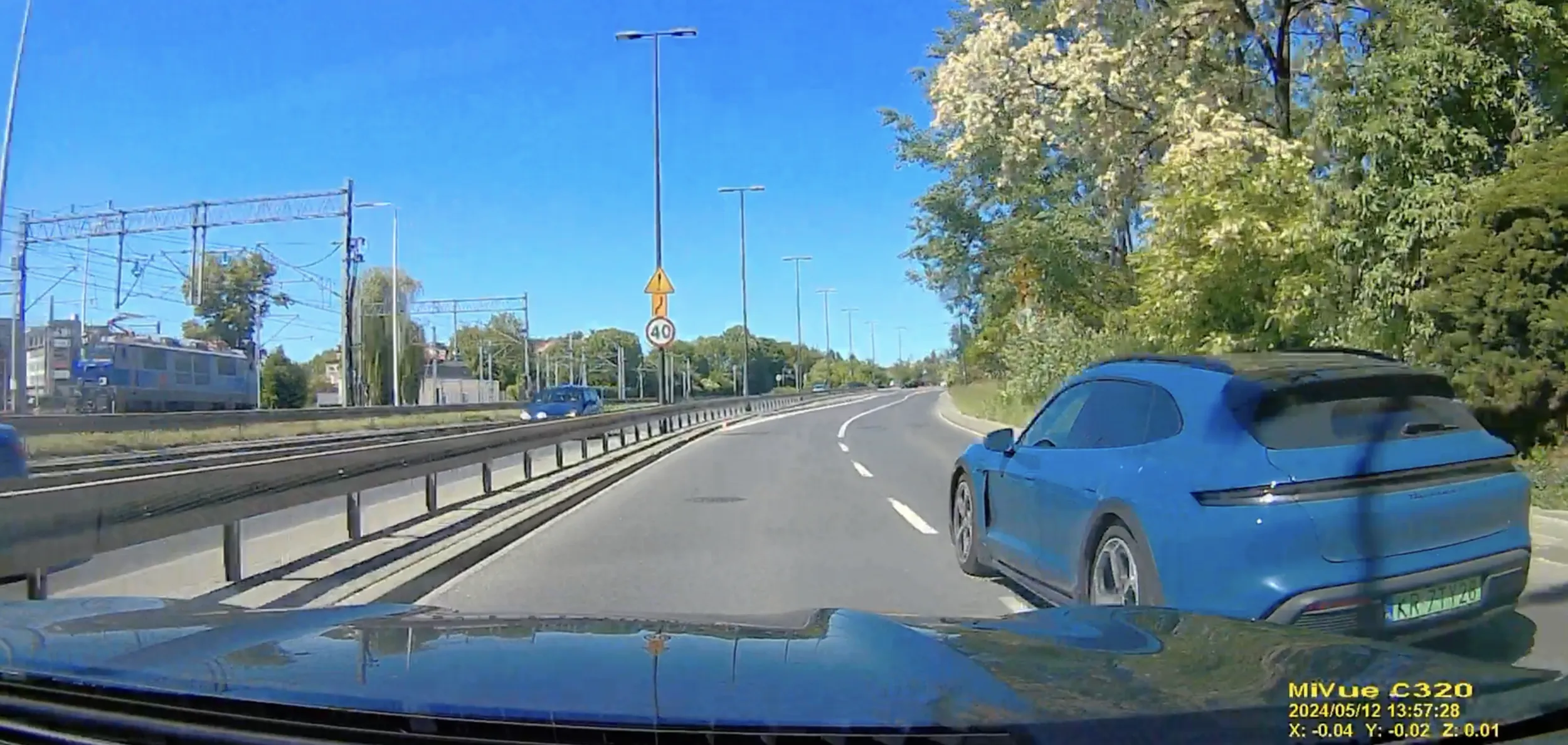 chłoptaś z elektrycznego Porsche, za nic ma przepisy ruchu, zajeżdza drogę, powoduje niebezpieczne sytuacje, mam nadzieję że umrze na raka w najbliższym czasie