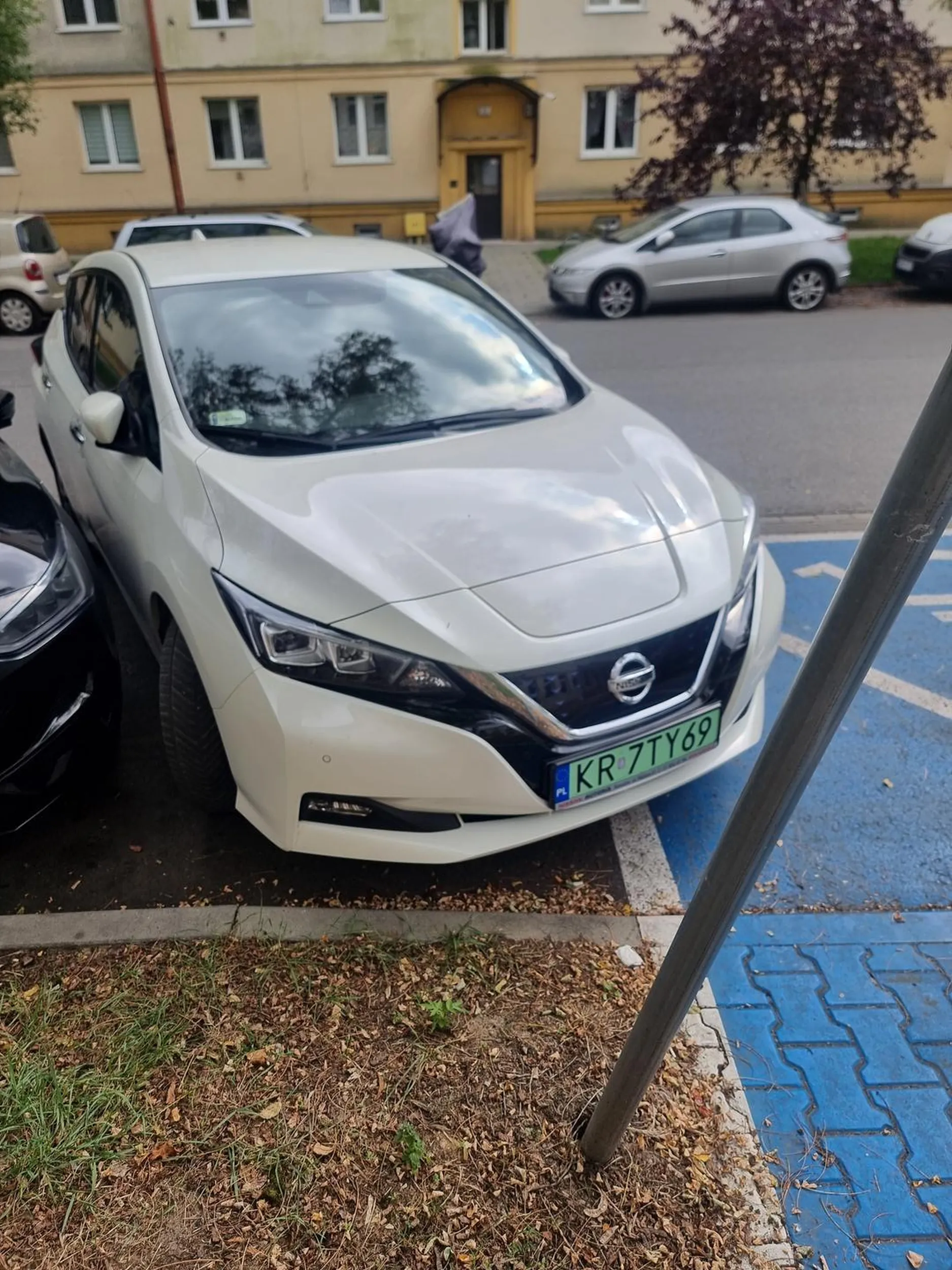 Pięknie zablokowane drzwi samochodu obok