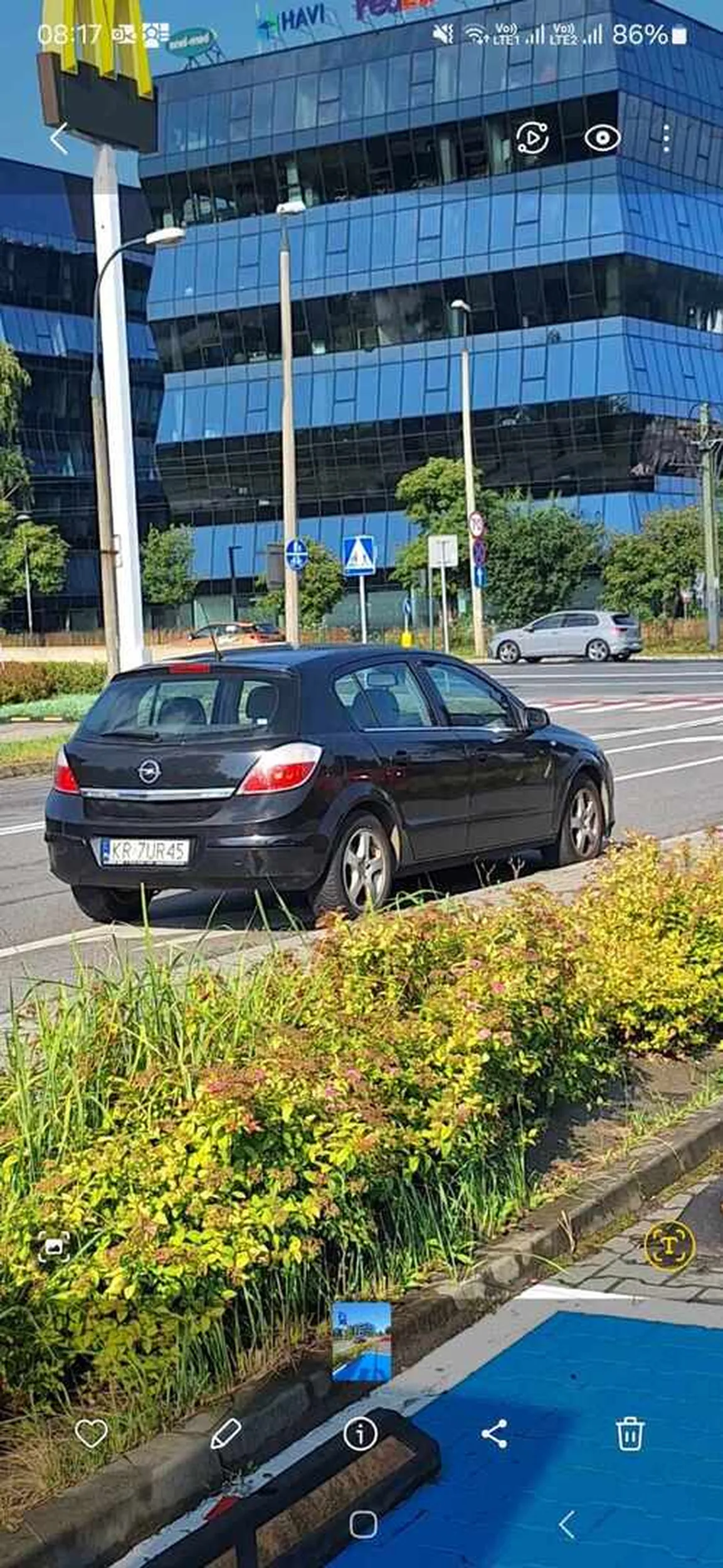 Zboczeniec, składa zamówienie na drive thru i podczas odbioru onanizuje się z przyrodzeniem na wierzchu