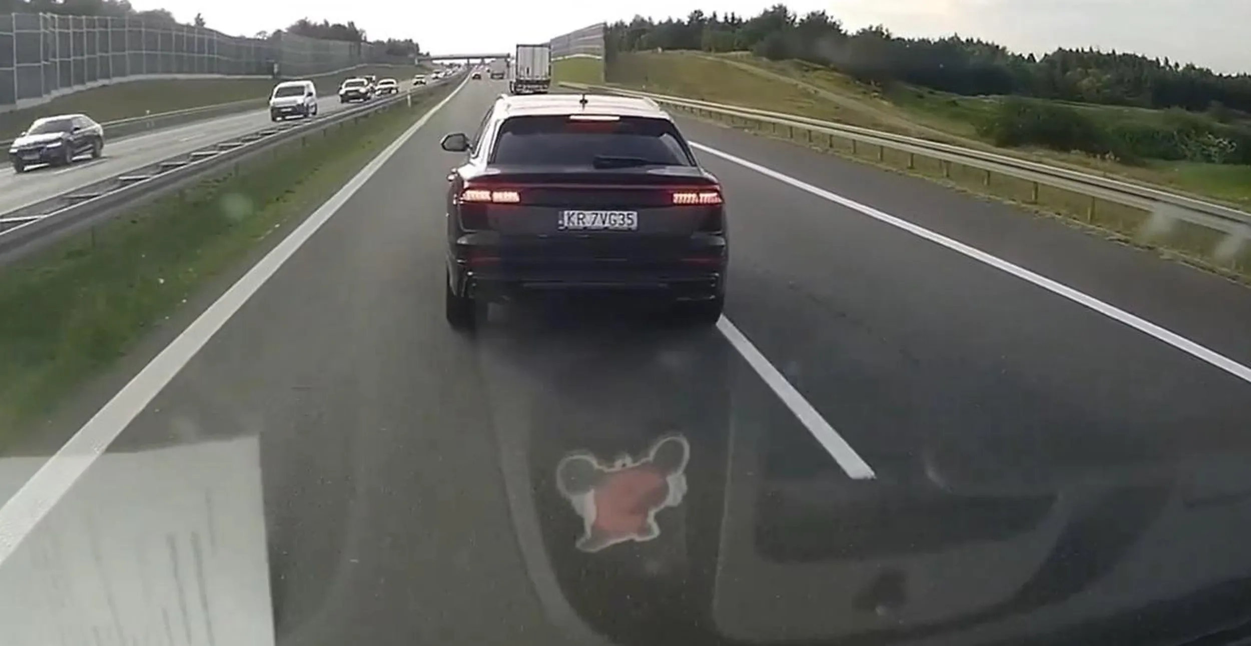 Piąte zero za kierownicą zajeżdża i wyhamowuje pojazd na autostradzie. https://x.com/i/status/1826676684378251704
