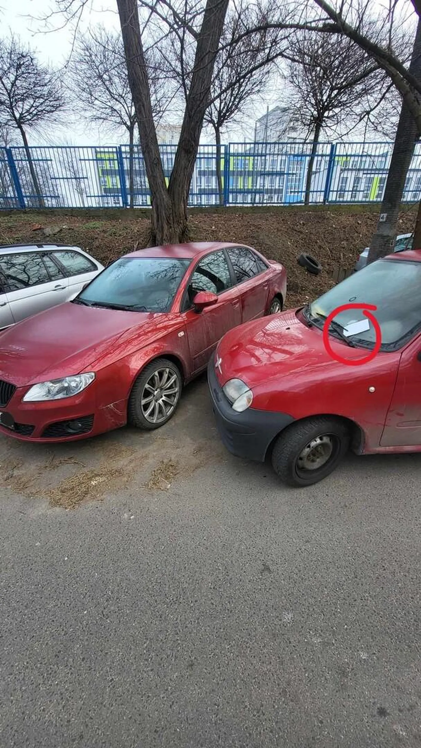 Kierowca zaparkował sobie samochód utrudniając możliwość wejścia do samochodu zaparkowanego przed nim. Dodatkowo karteczka za wycieraczką z informacją, że pojazd uczestniczył w zdarzeniu drogowym i jest zgłoszony.