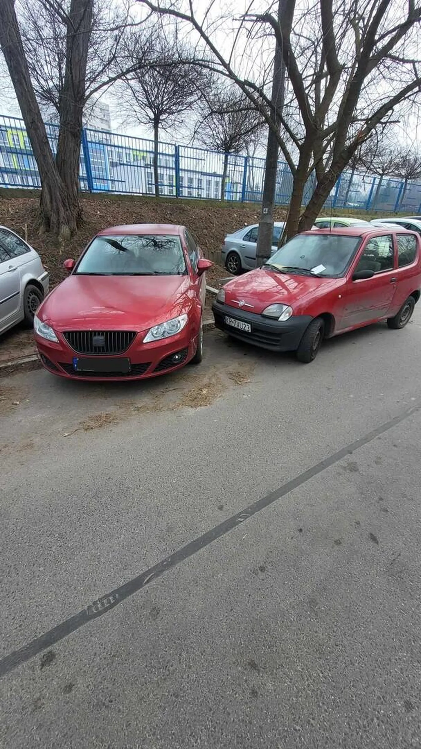 Kierowca zaparkował sobie samochód utrudniając możliwość wejścia do samochodu zaparkowanego przed nim. Dodatkowo karteczka za wycieraczką z informacją, że pojazd uczestniczył w zdarzeniu drogowym i jest zgłoszony.
