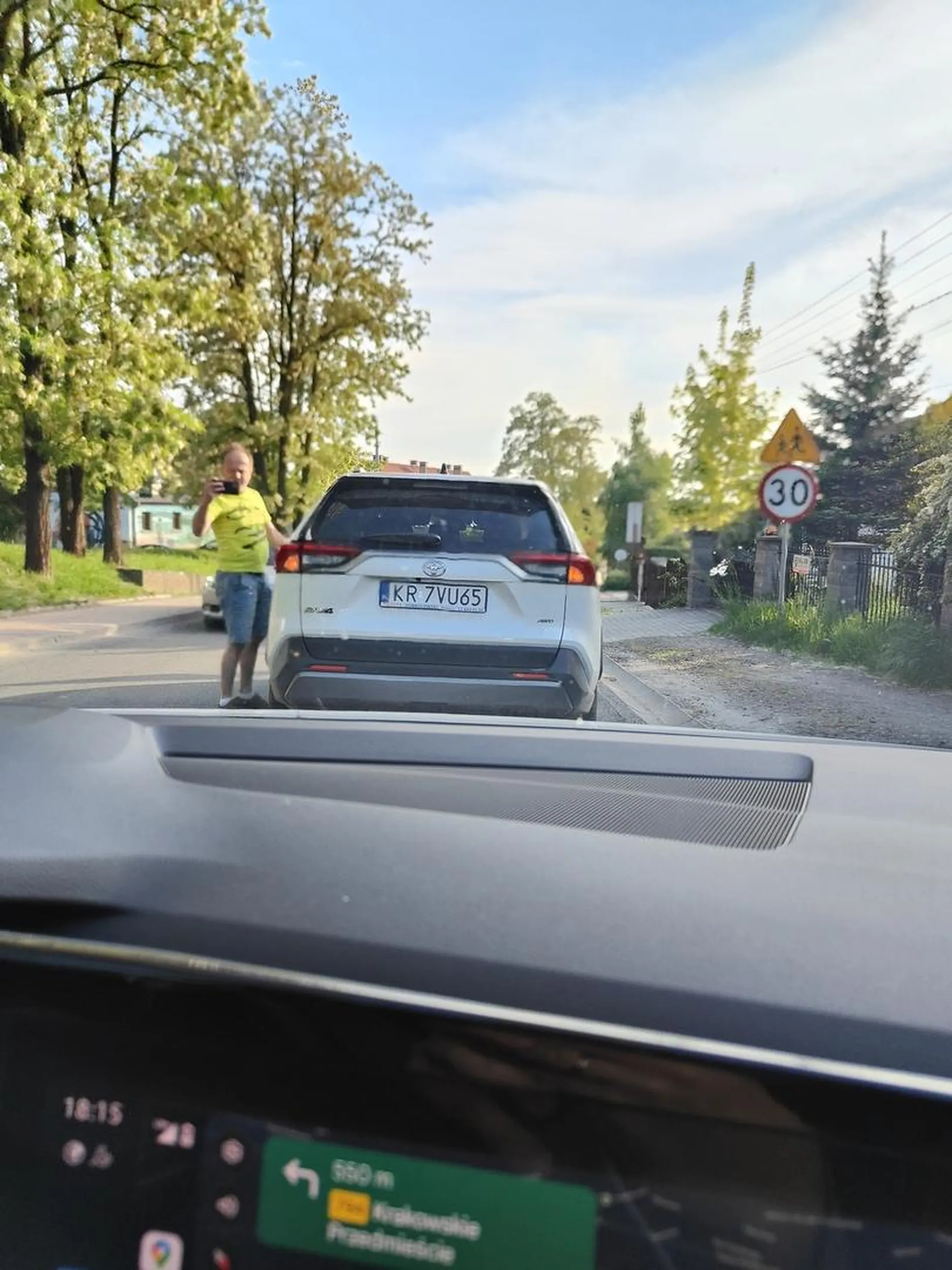 Wstrzymuje ruch Po zajechaniu drogi