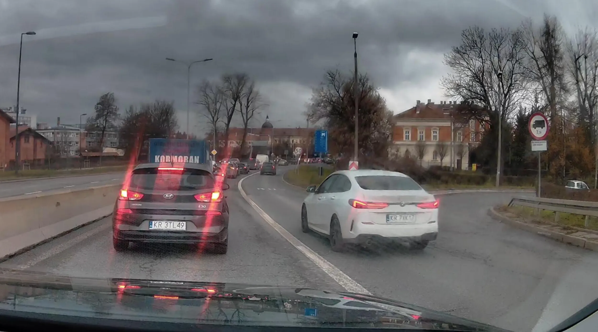 Baran omija sobie błogo korek buspasem.